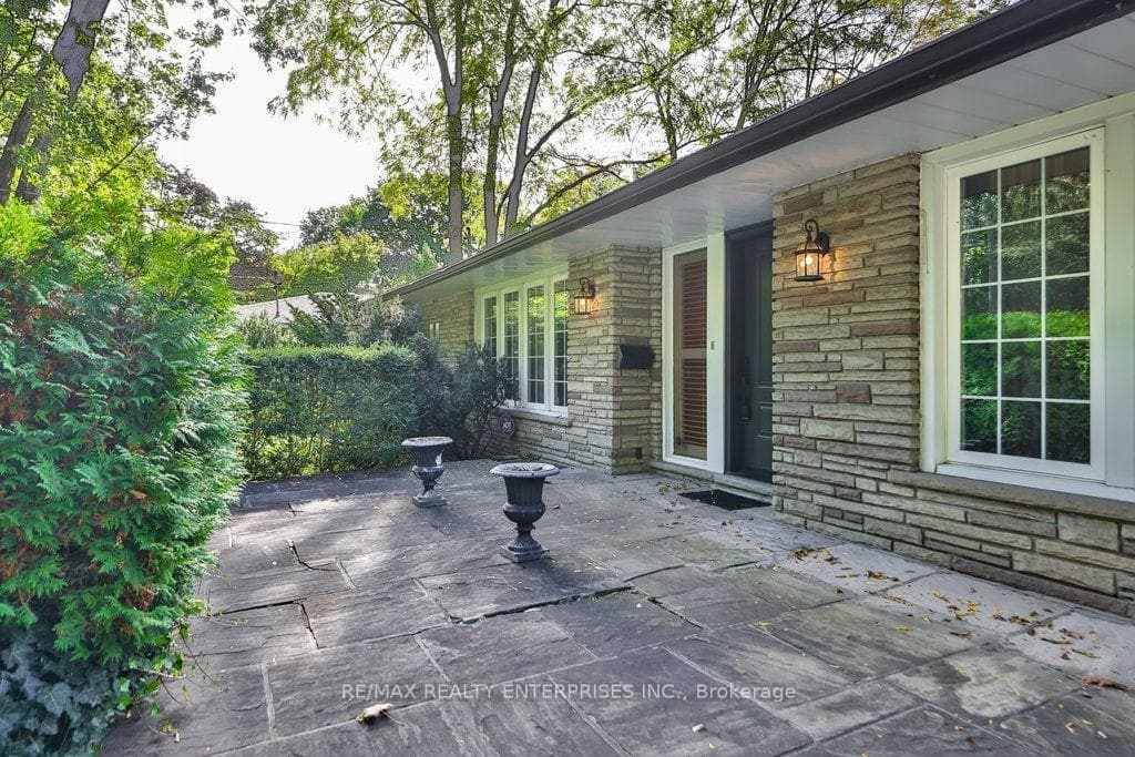 1530 Stavebank Road photo 3