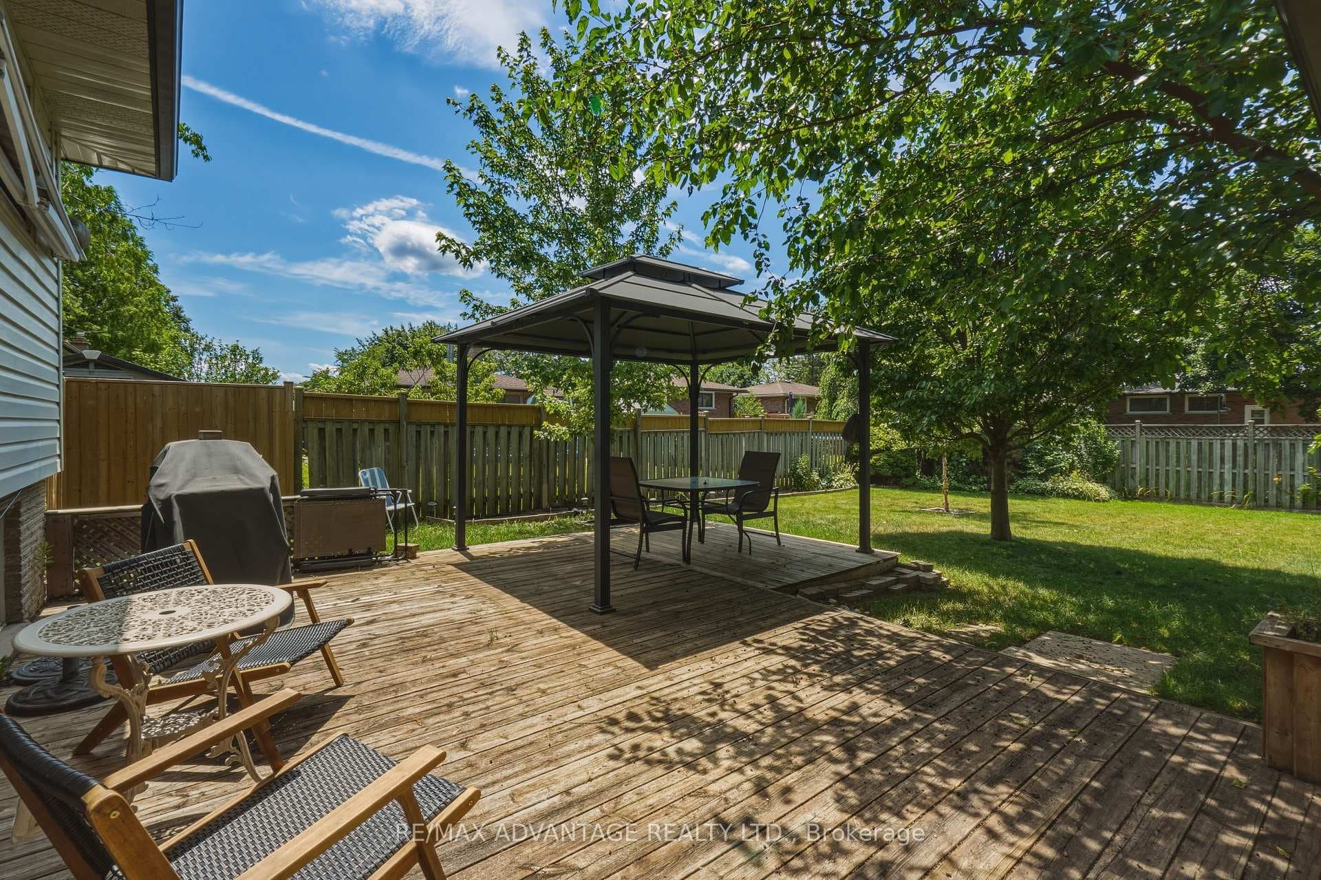 120 Champlain Crescent photo 37