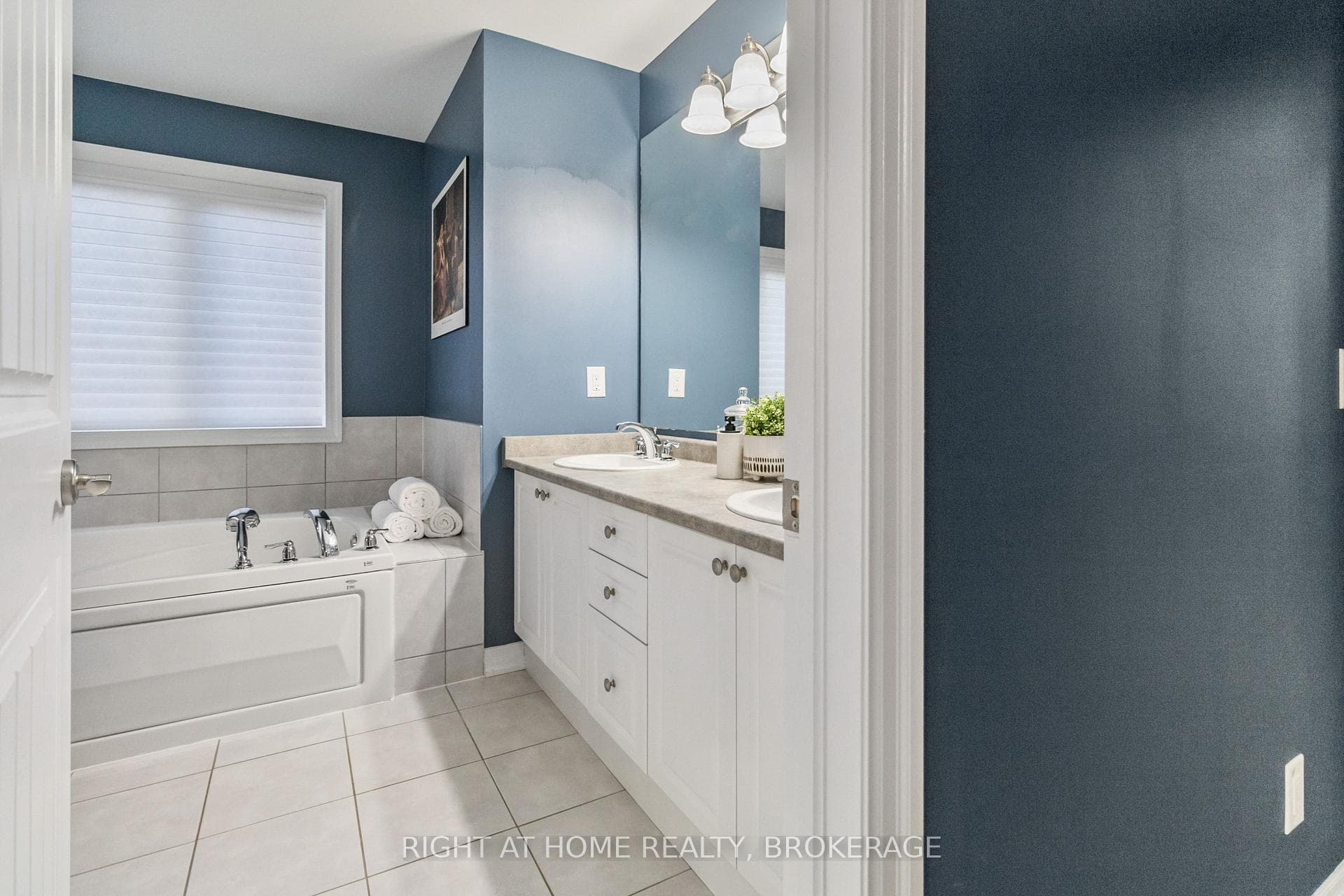114 Aird Court photo 24