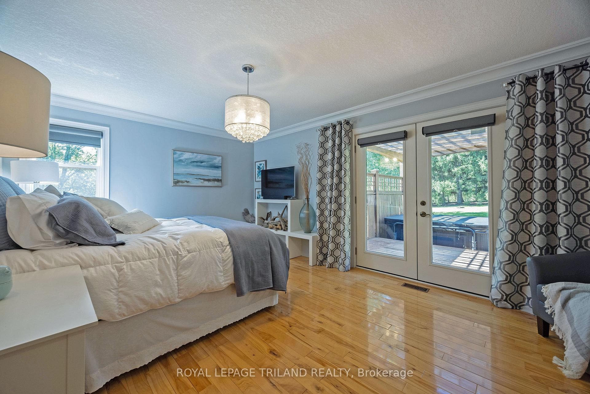9677 Francis Street photo 23