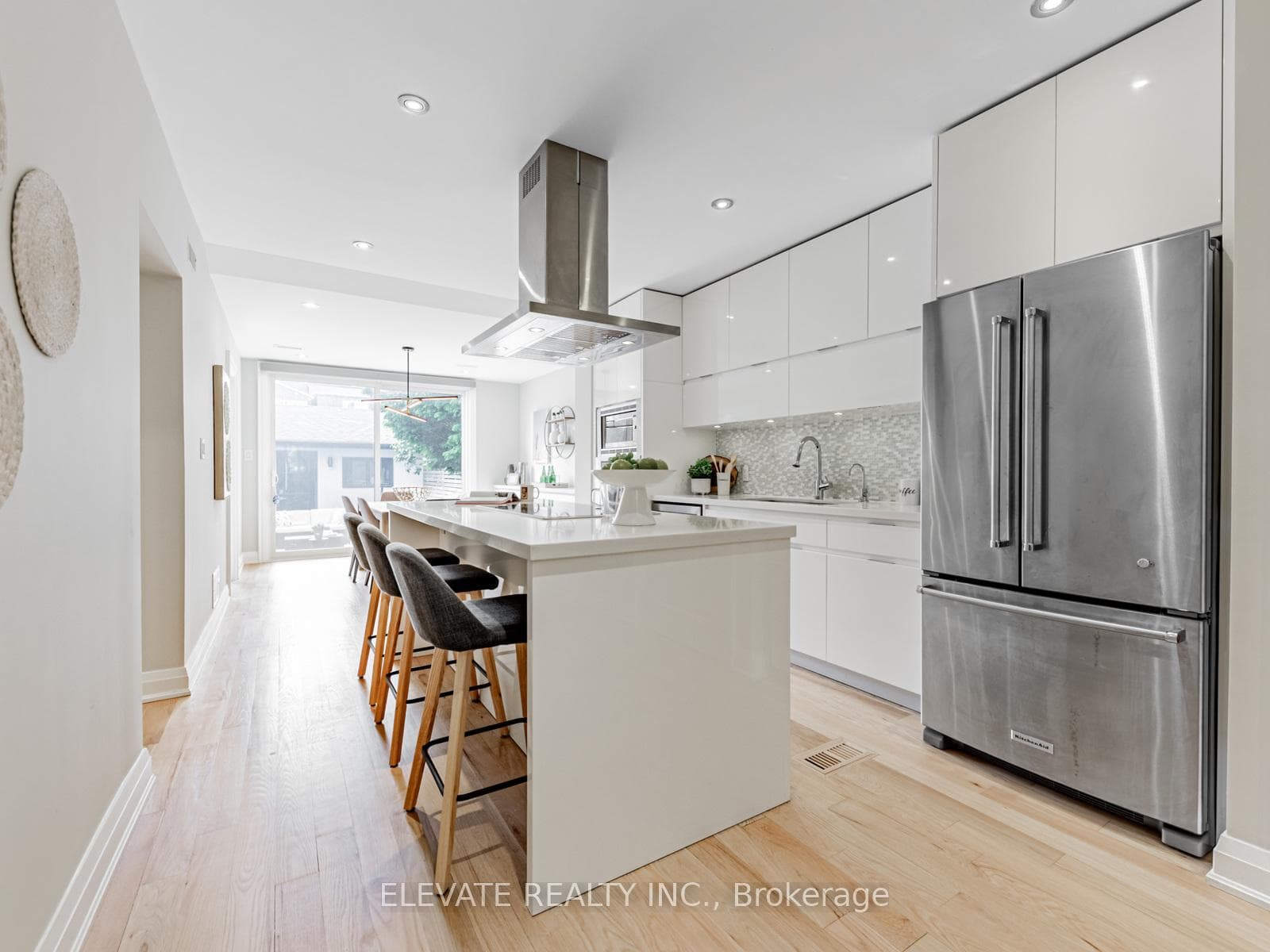 448 Montrose Avenue photo 8