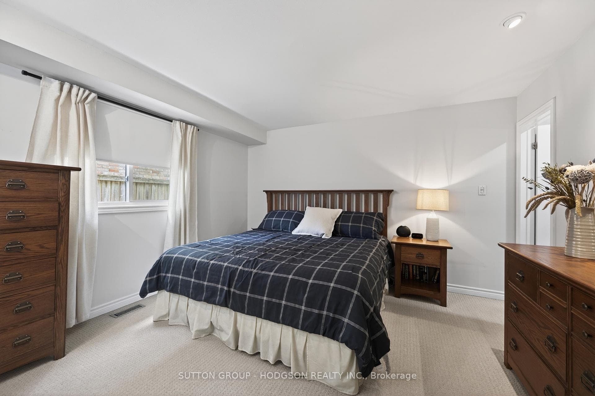 239 Village Green Avenue photo 19