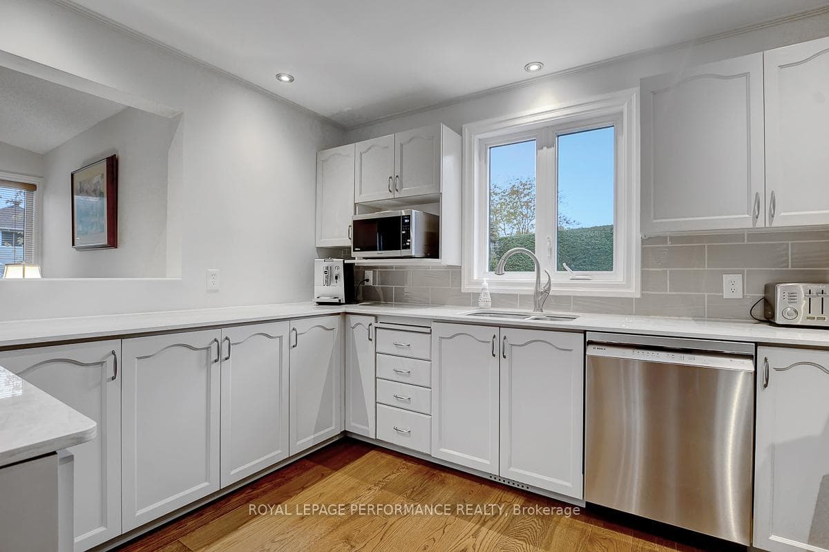 32 Parklands Avenue photo 19