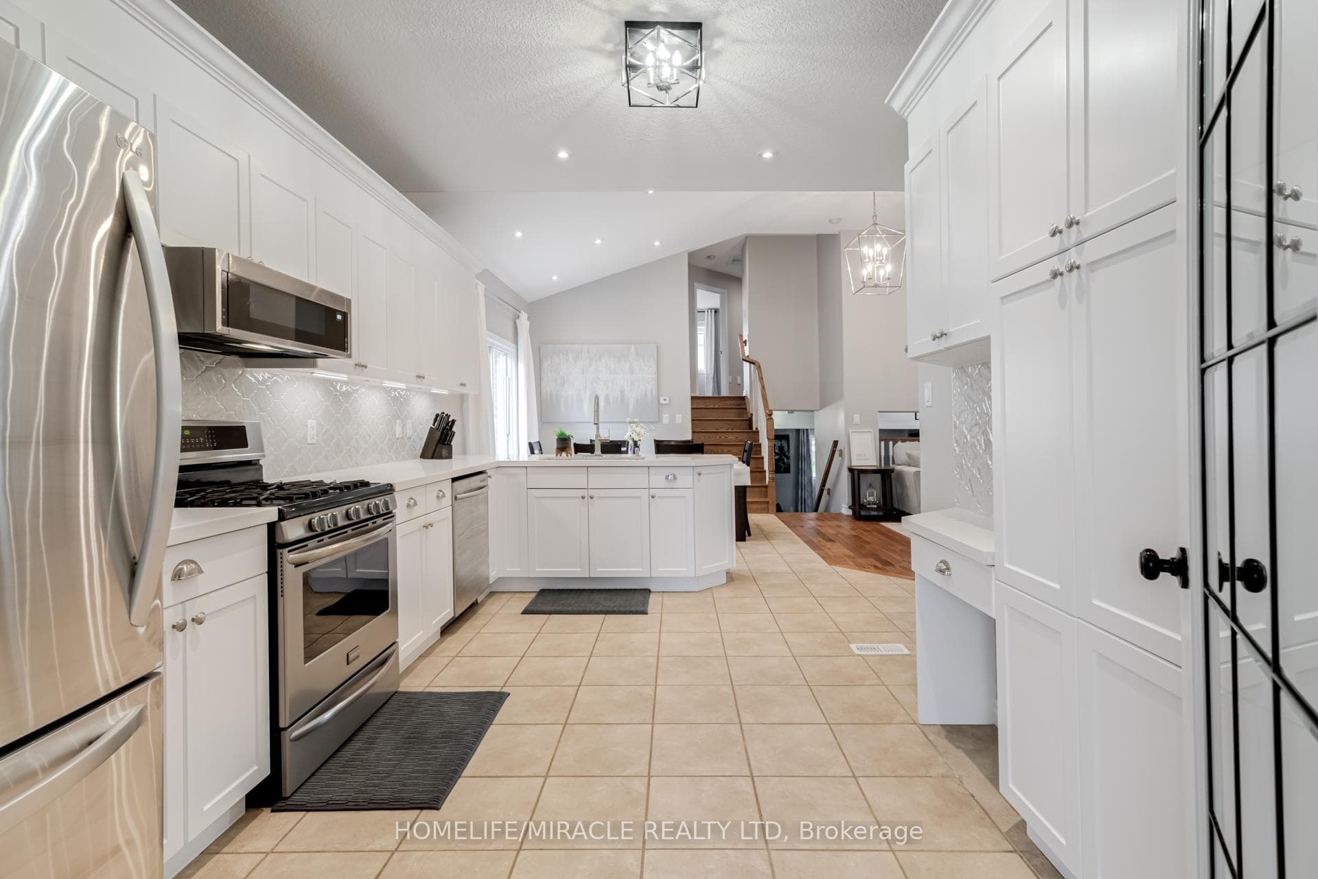 46 Irwin Crescent photo 4