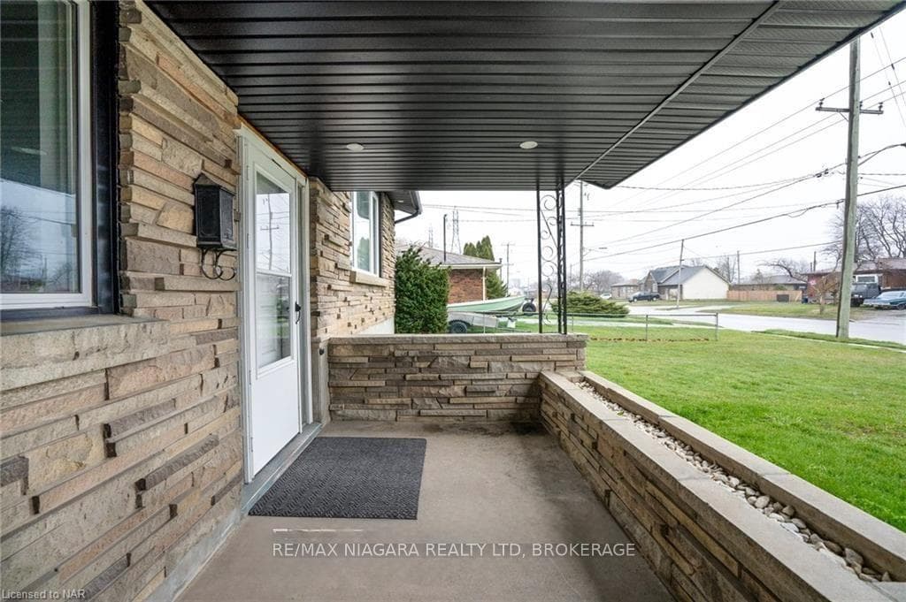 1075 Ontario Road photo 3