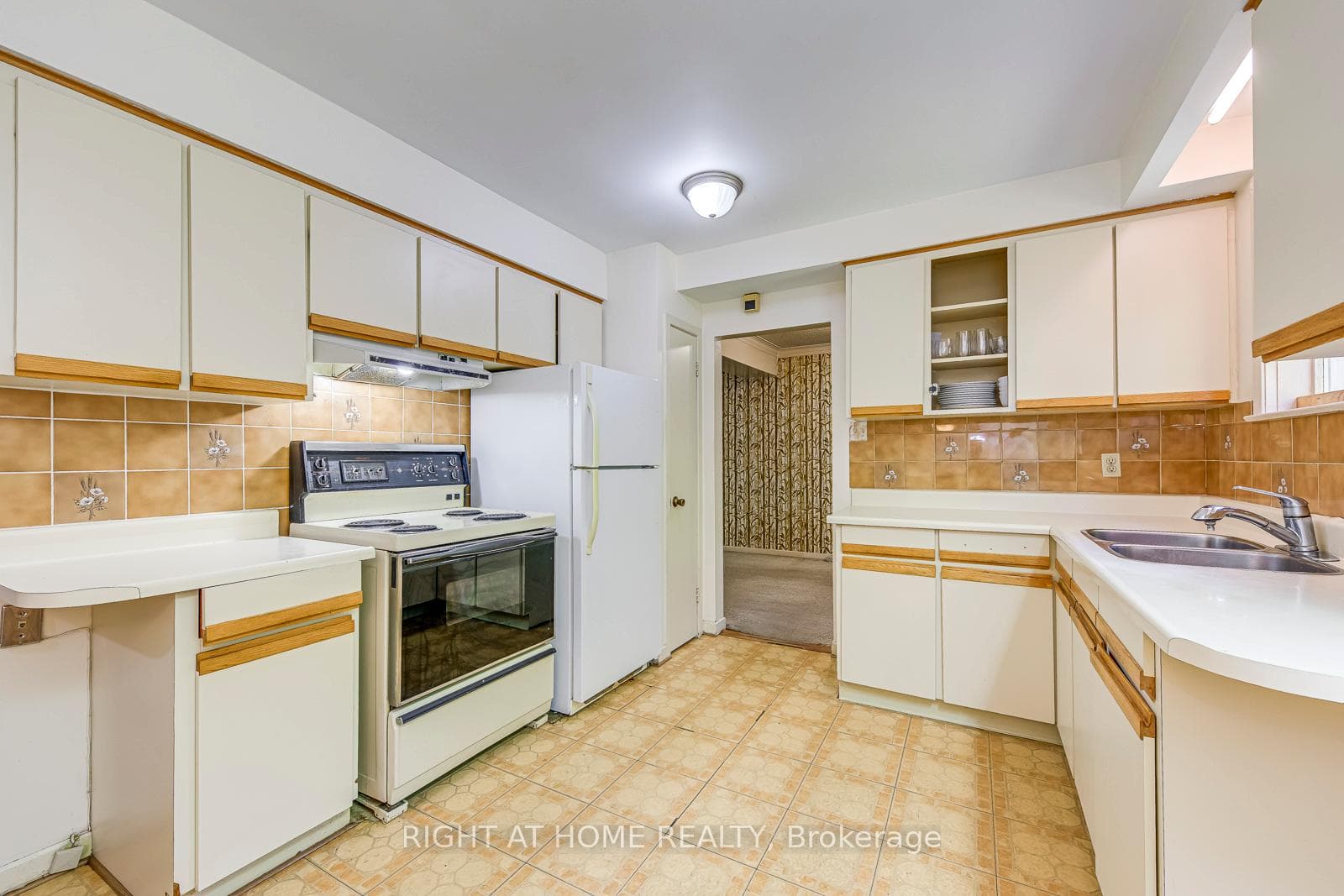 2572 Islington Avenue photo 14