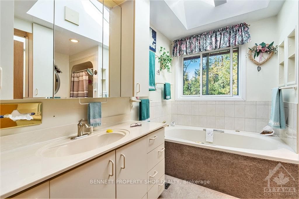 5581 FICKO Crescent photo 13