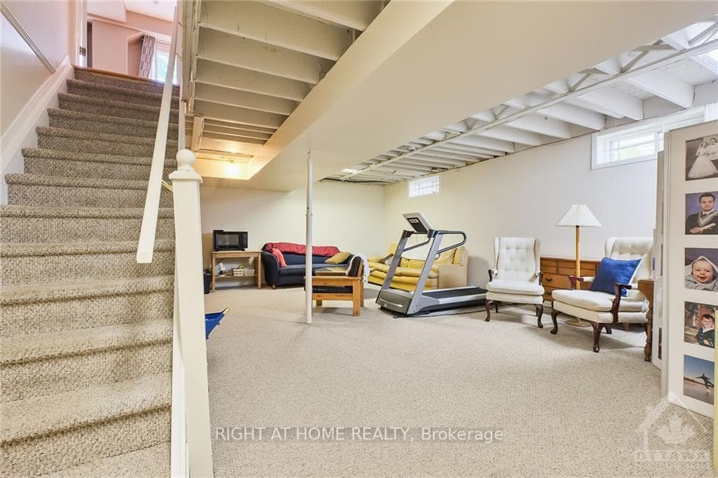 156 TWYFORD Street photo 27