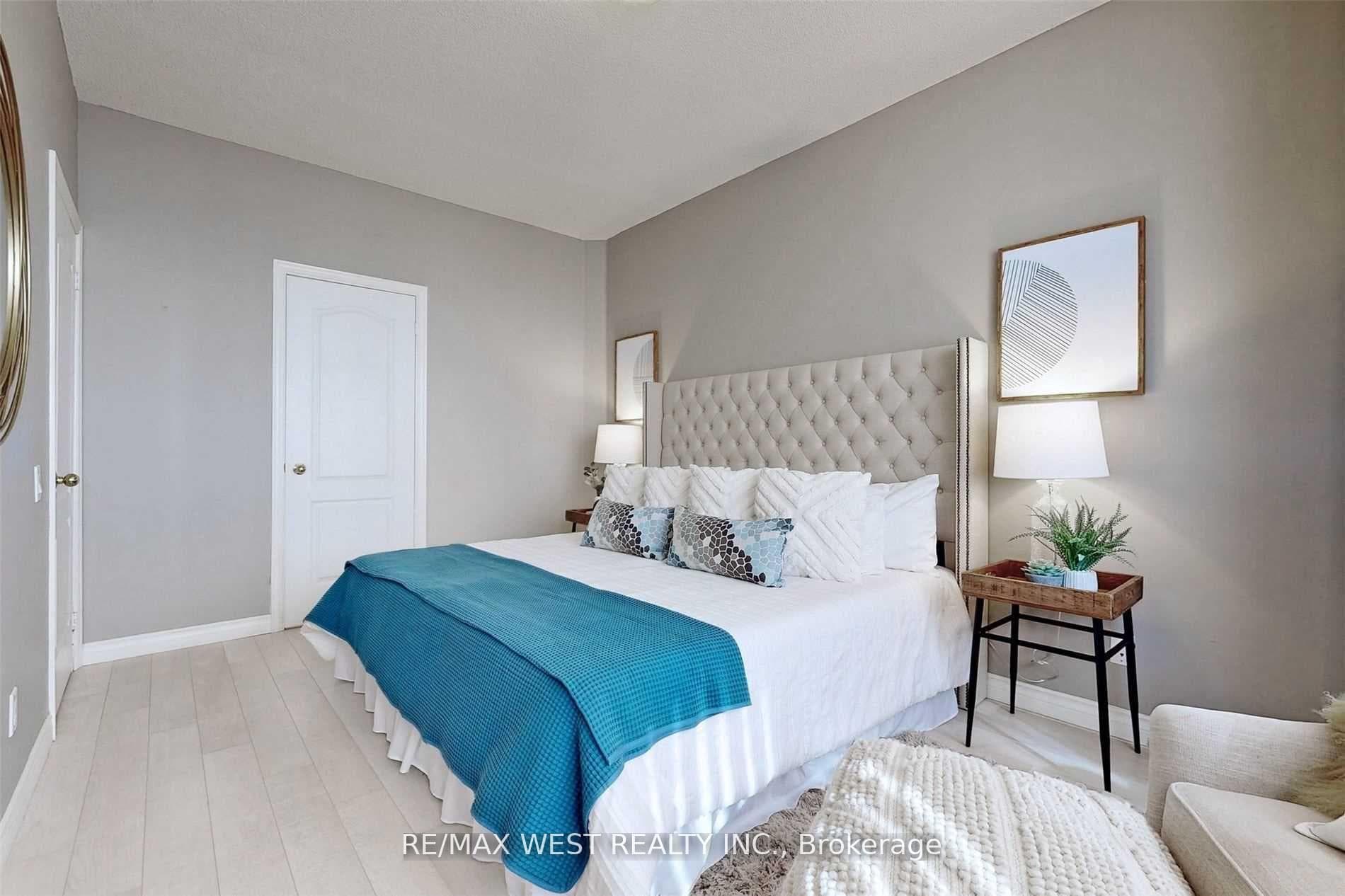 555 Yonge Street Unit 604 photo 13