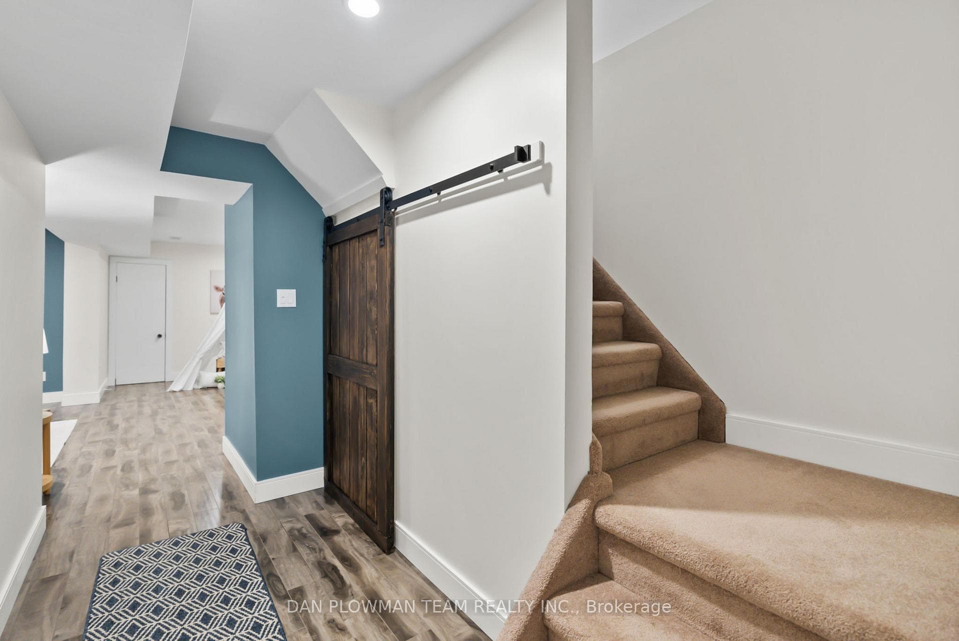 174 Adele Crescent photo 25