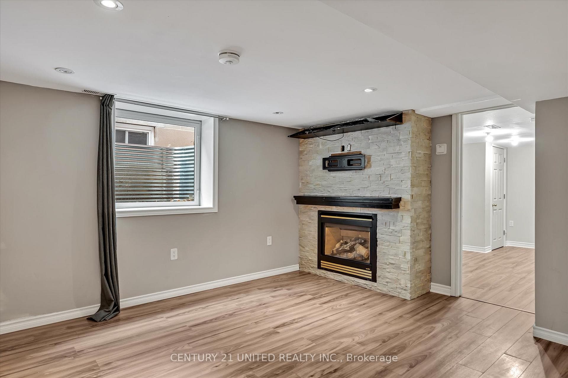891 Ford Street photo 28