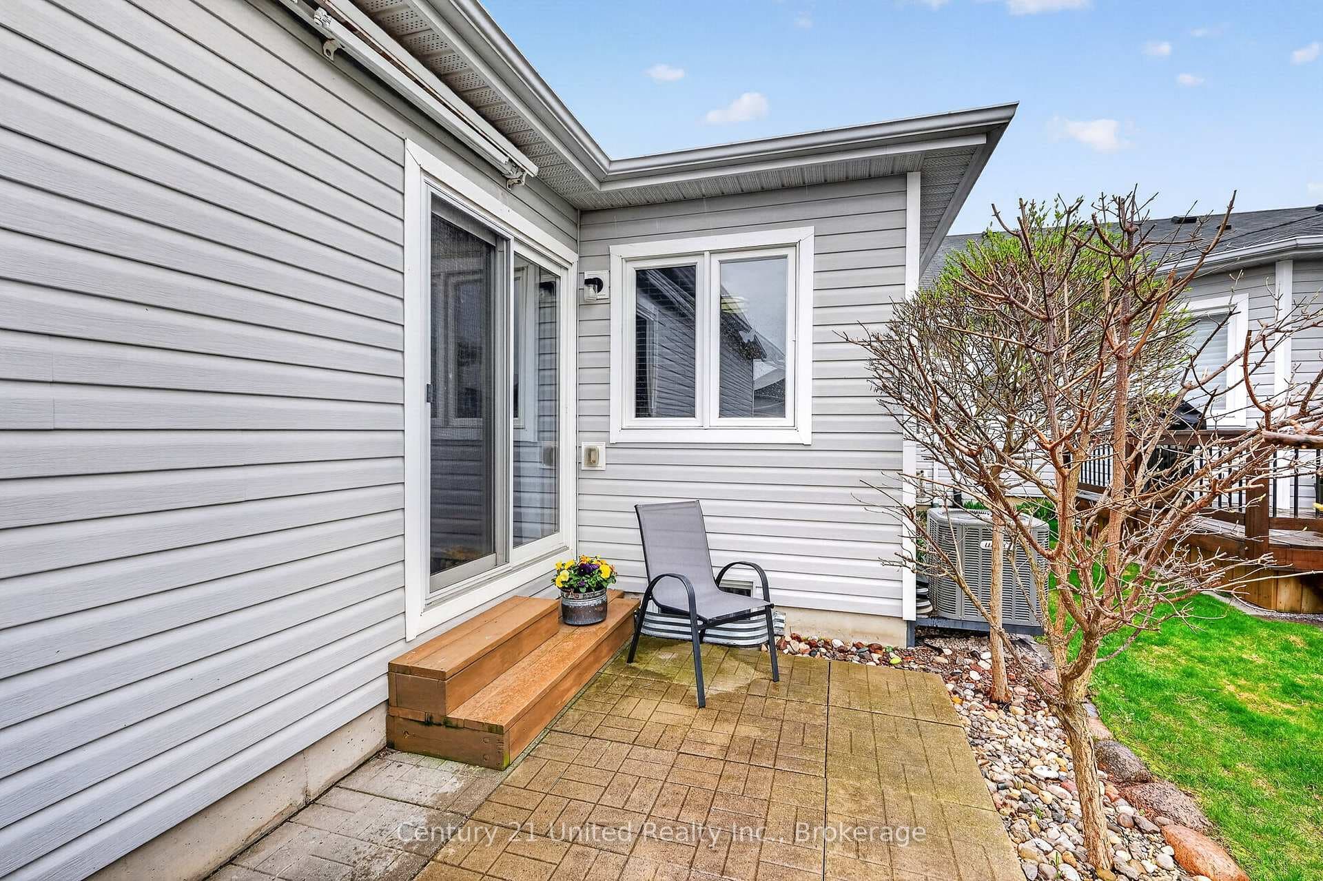 832 Leslie Street photo 29