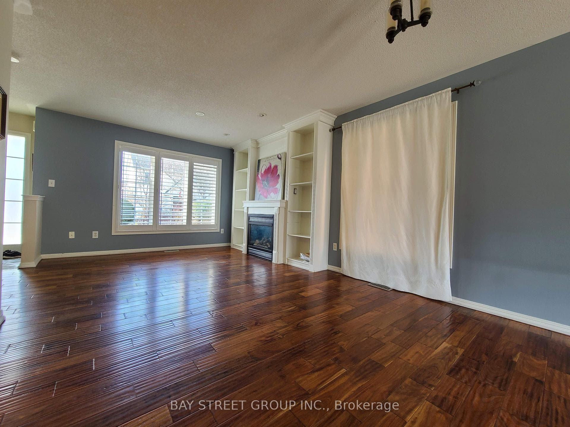 5556 Thorn Lane photo 4