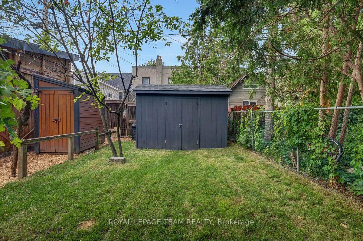 Garden shed for extra storage. New roof (2026).