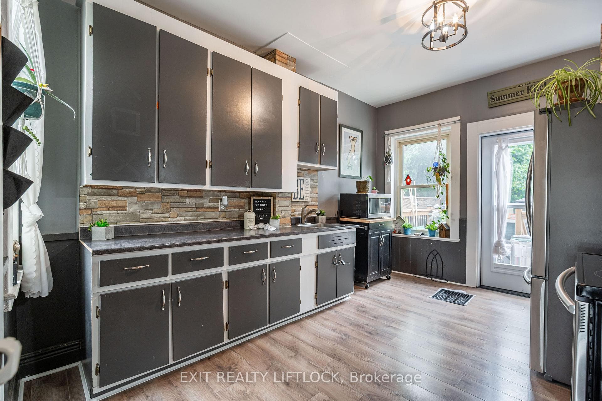 468 Cambridge Street photo 11
