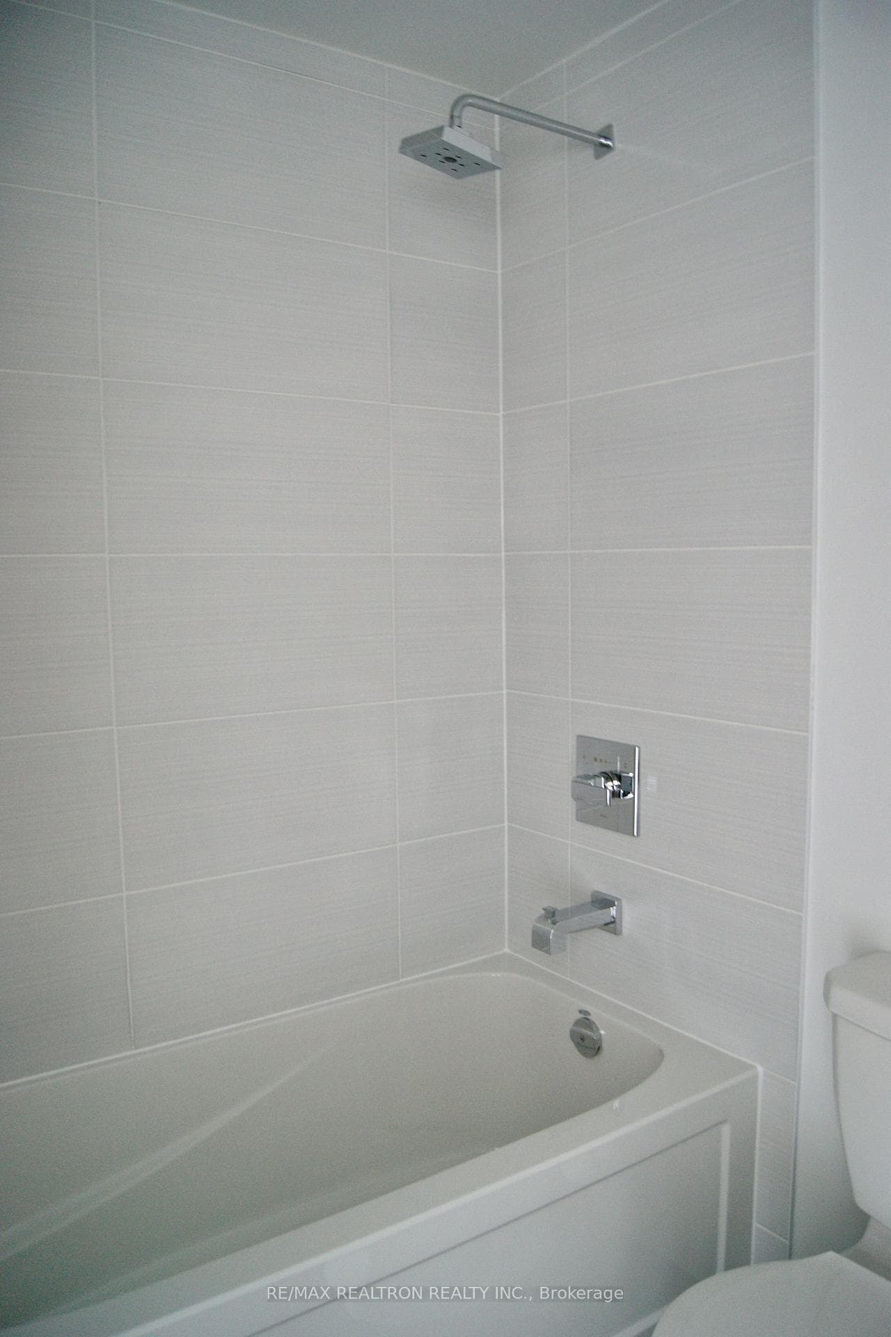 2055 Danforth Avenue Unit 410 photo 9