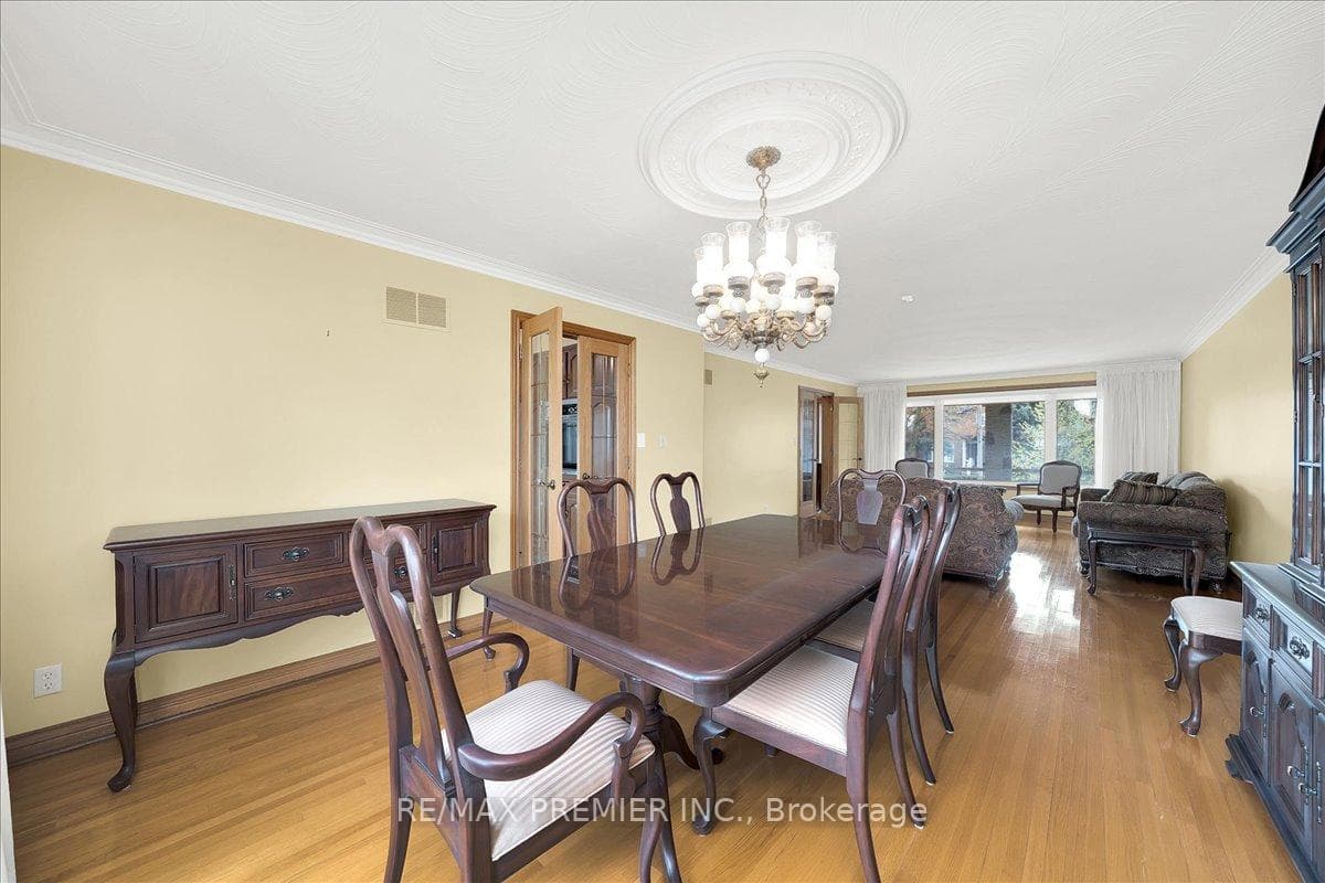 100 Hallsport Crescent photo 9