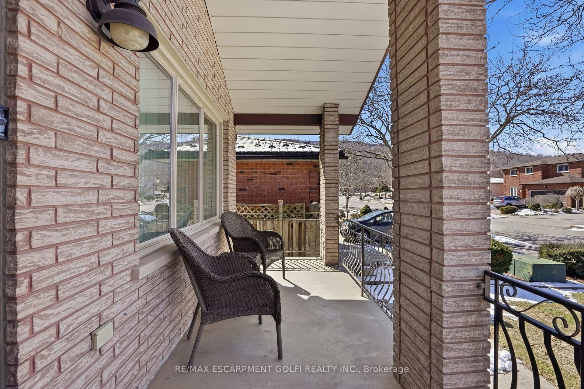 72 Oakridge Drive photo 3