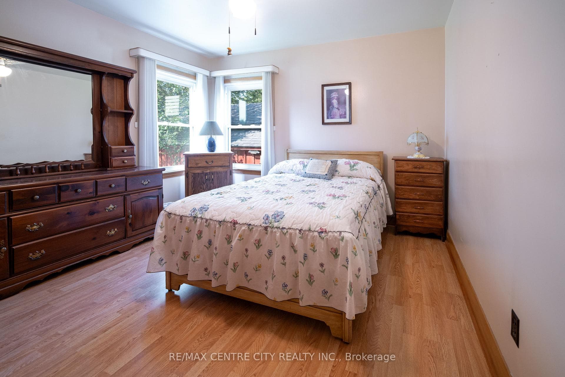 2571 Queen Street photo 21