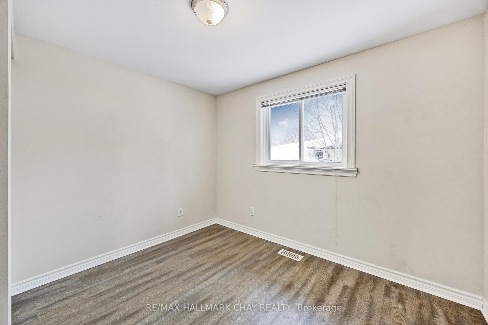 26 Roslyn Road Unit Upper photo 11