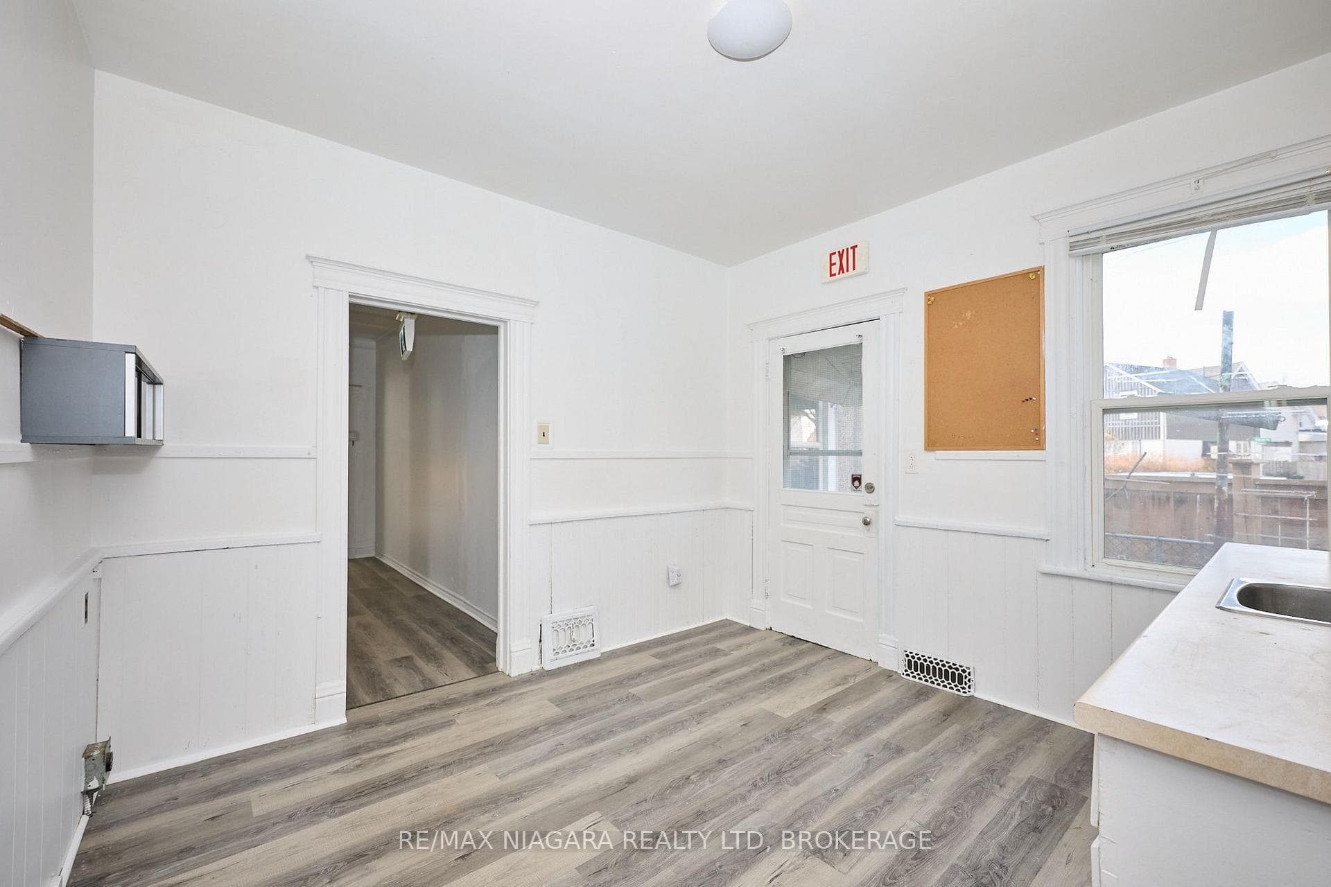 105A Welland Avenue photo 7