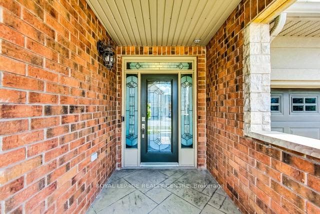 2223 Dewsbury Drive photo 4