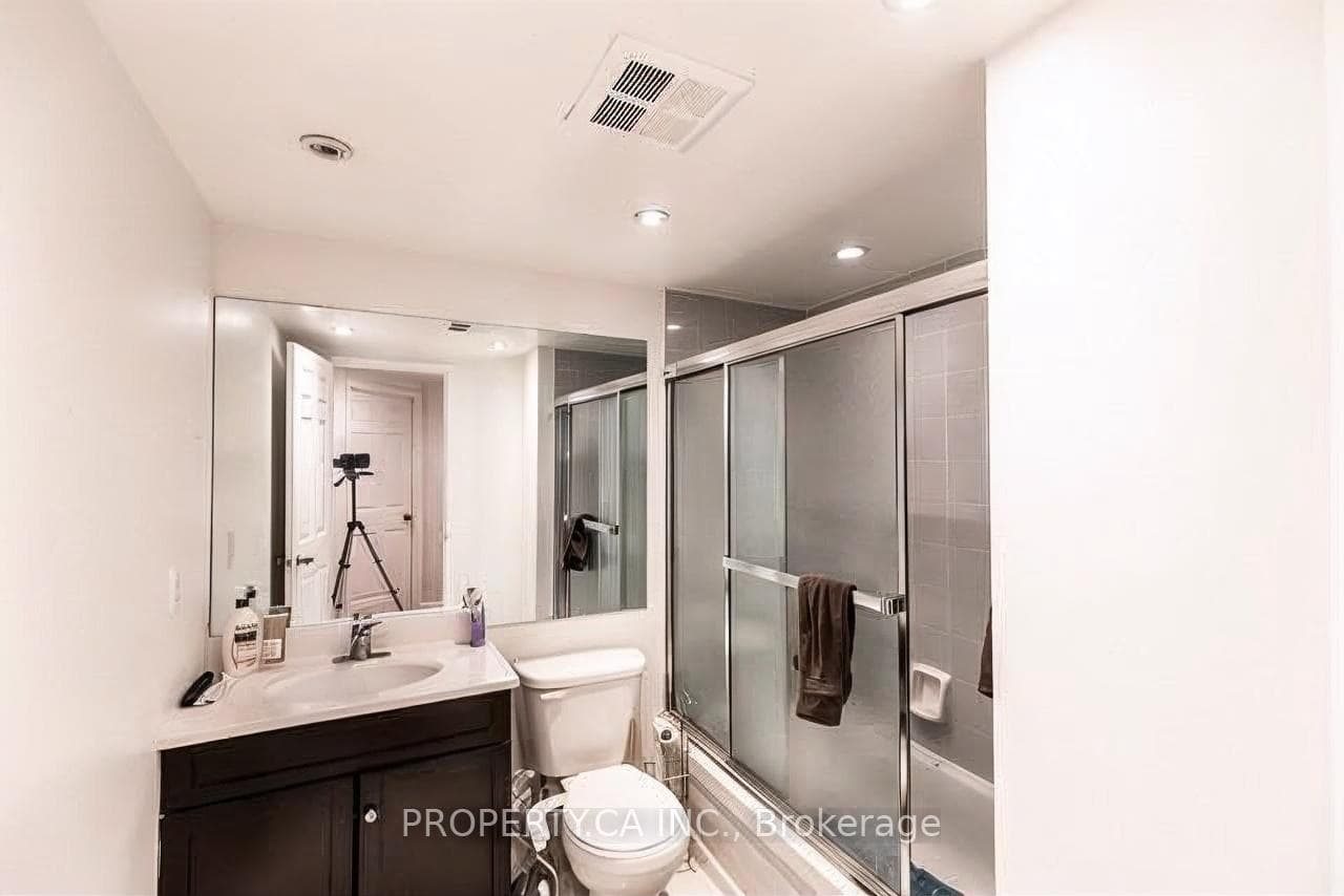 717 Bay Street Unit 1402 photo 9