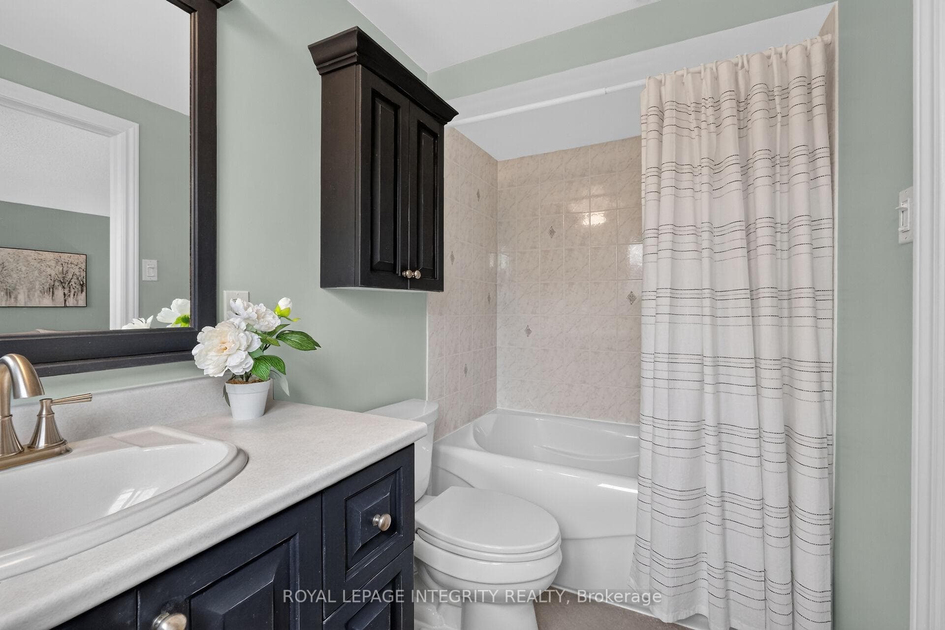 Ensuite with soaker tub