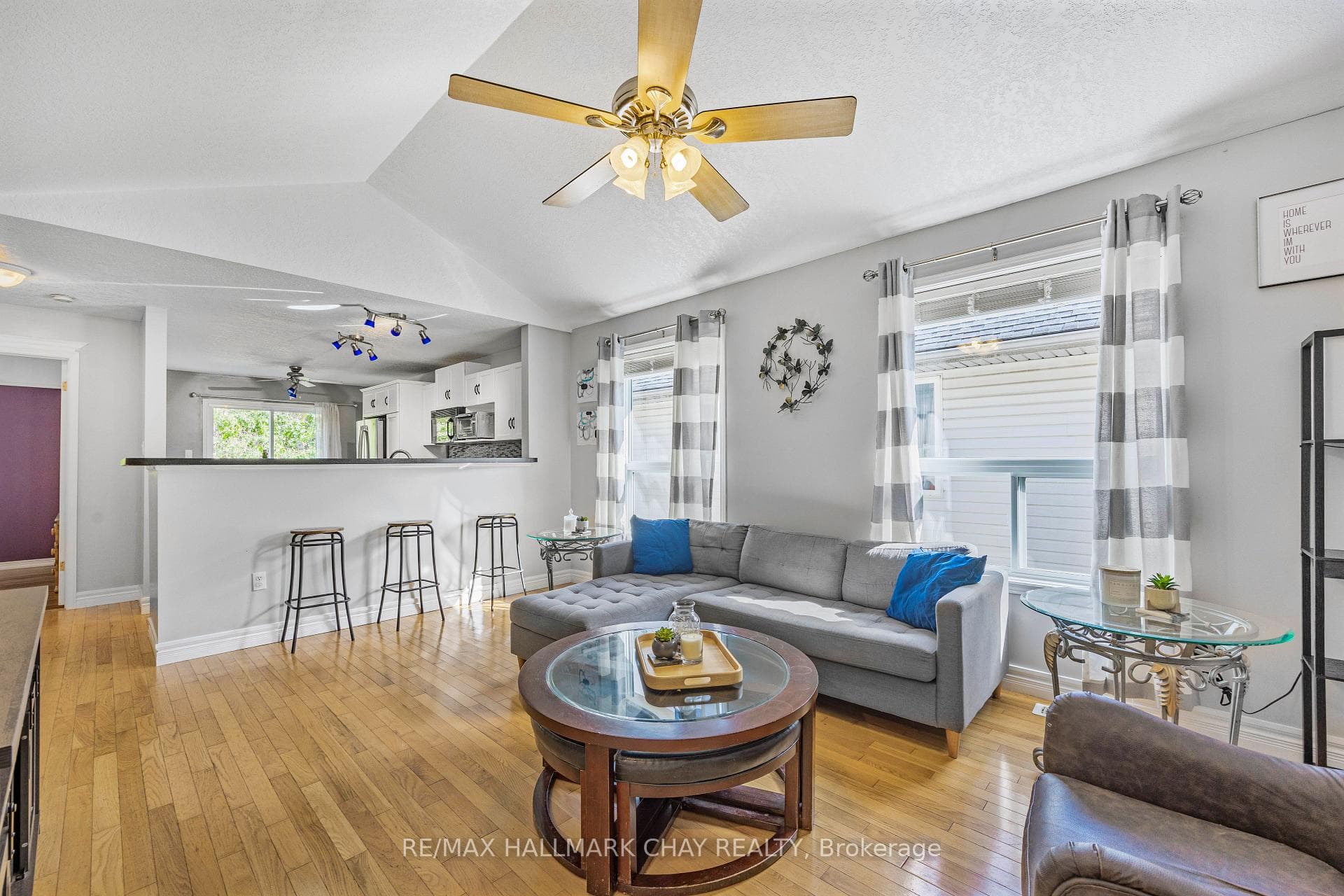 118 Biscayne Crescent photo 3