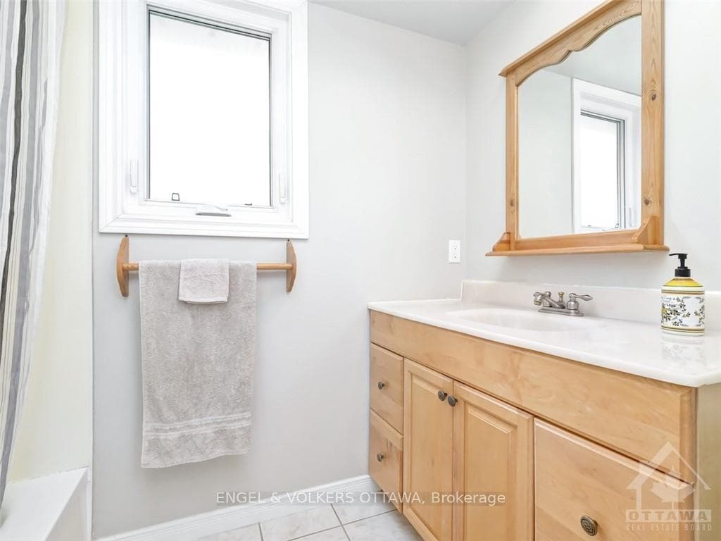 1820 DUNKIRK Crescent photo 27