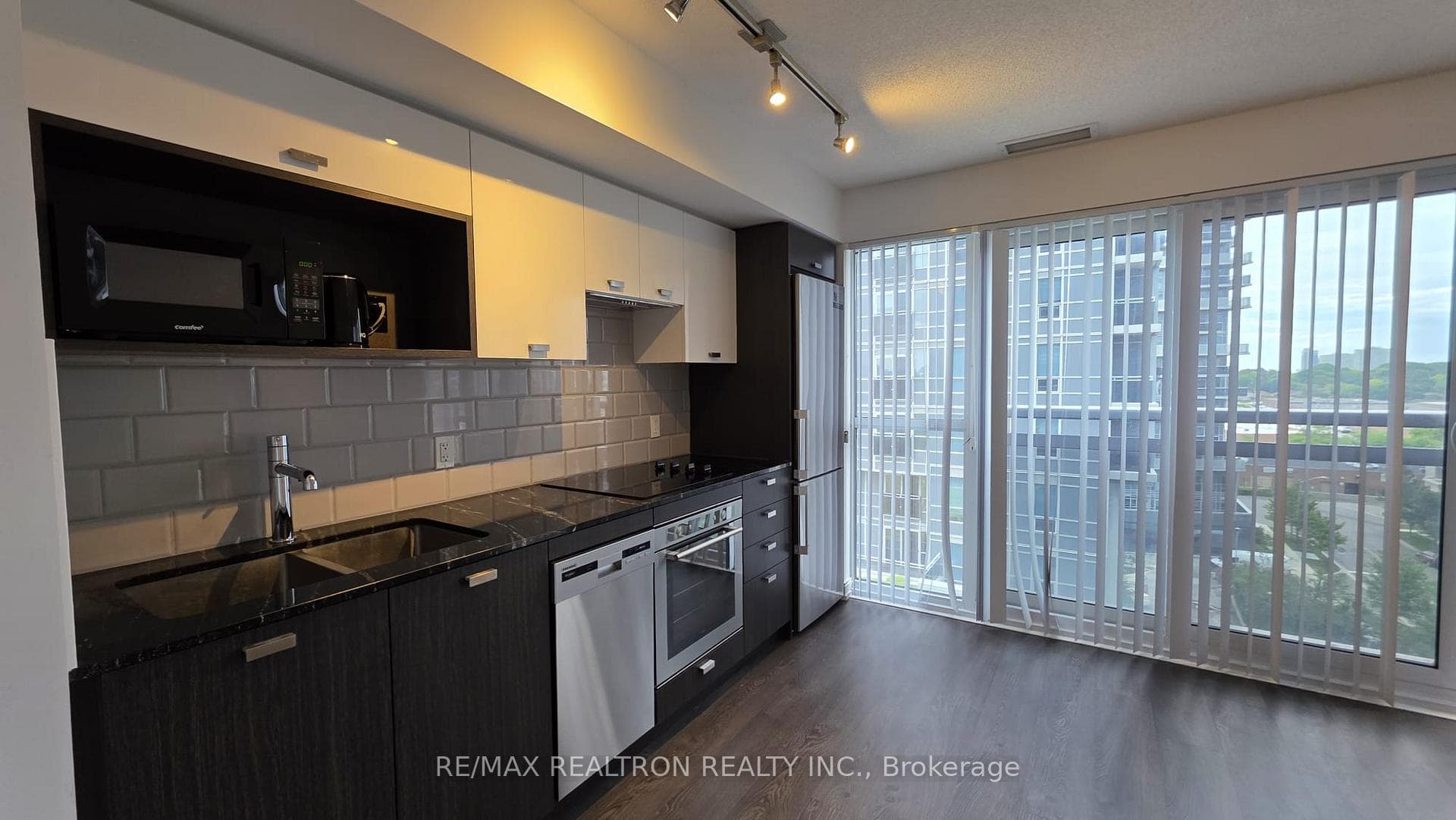 275 Village Green Square Unit 817 photo 10