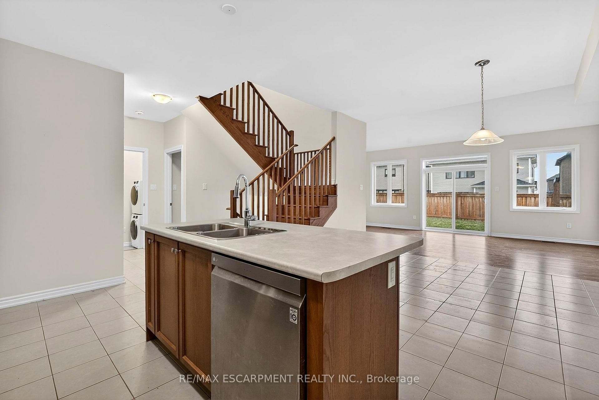 11 FRONTIER Drive photo 5