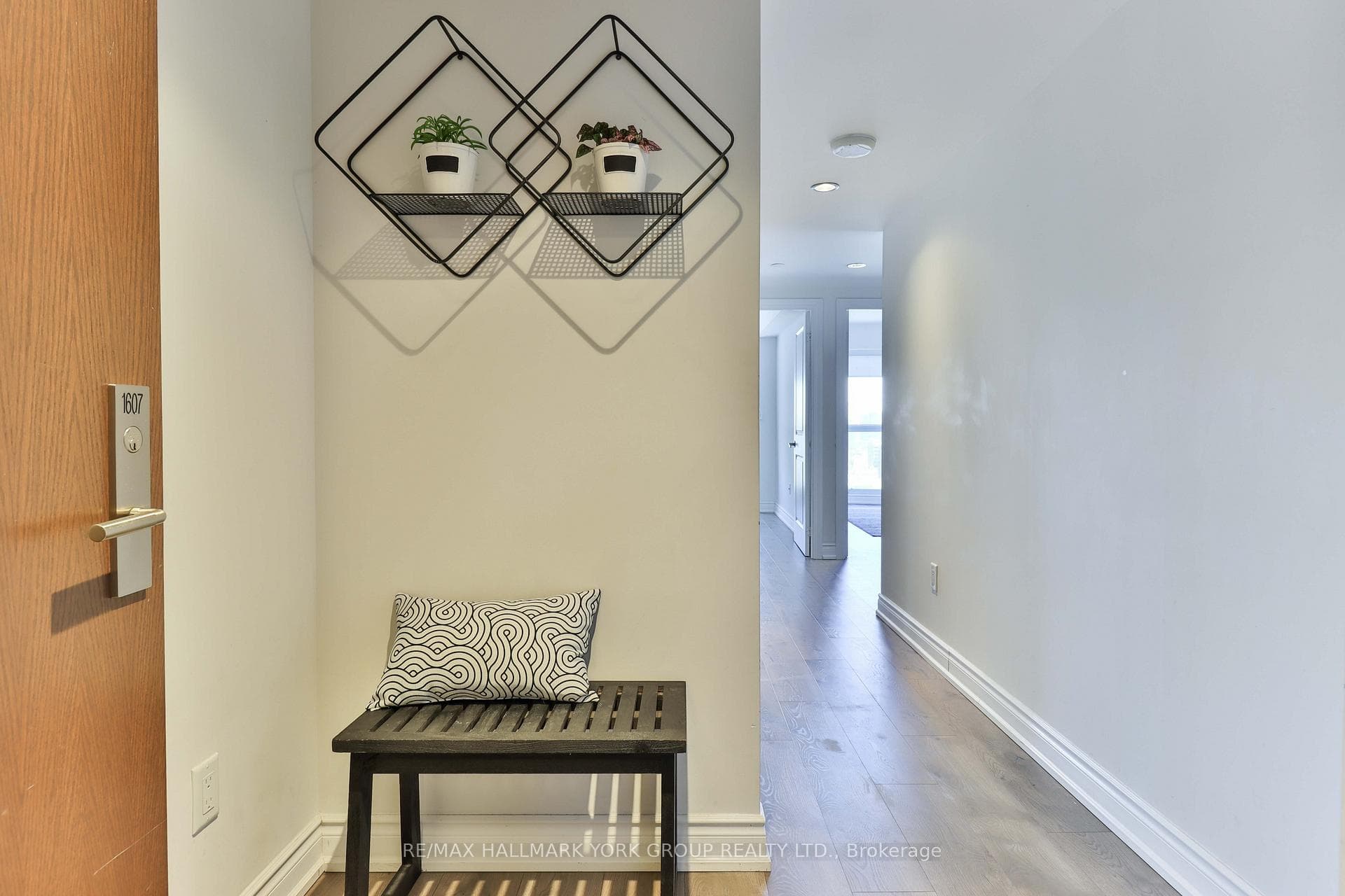 386 Yonge Street Unit 1607 photo 2