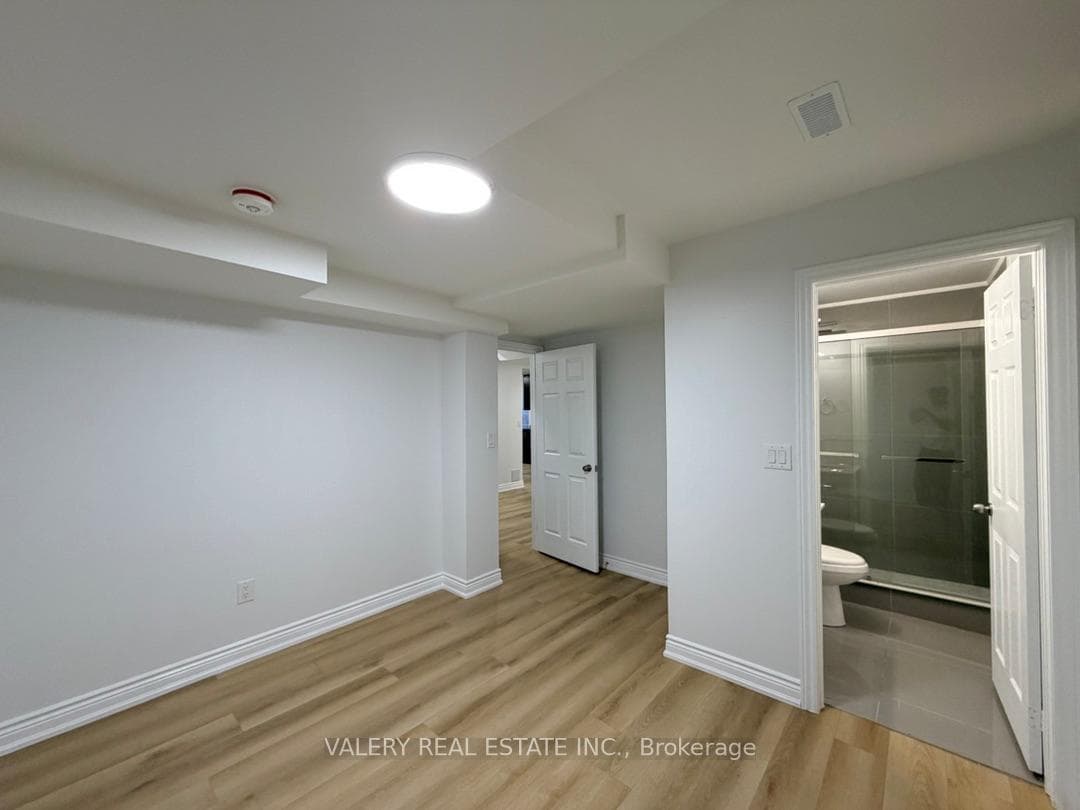 1683 Moongate Crescent Unit Lower photo 19
