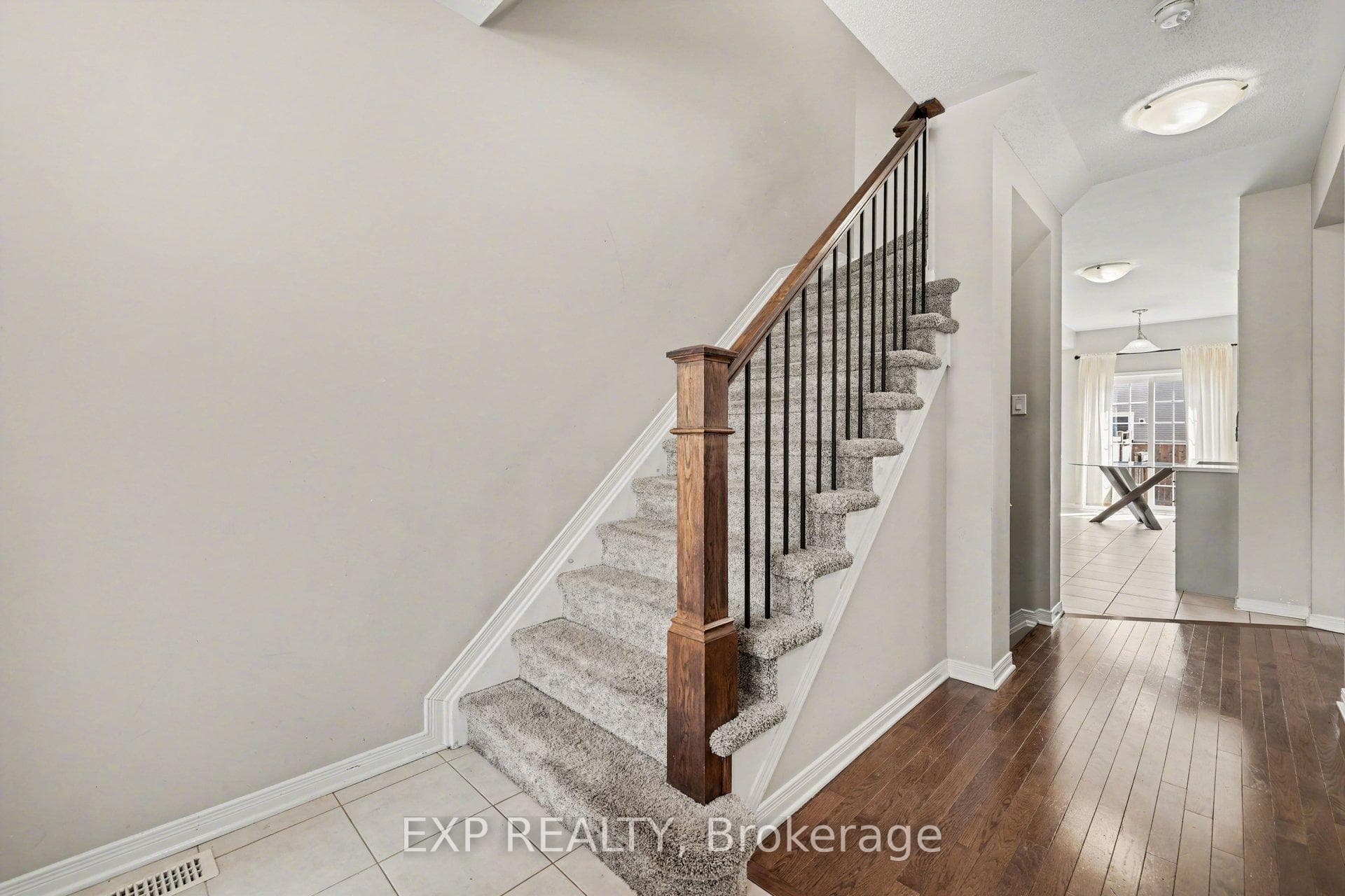 450 Ashbourne Crescent photo 4