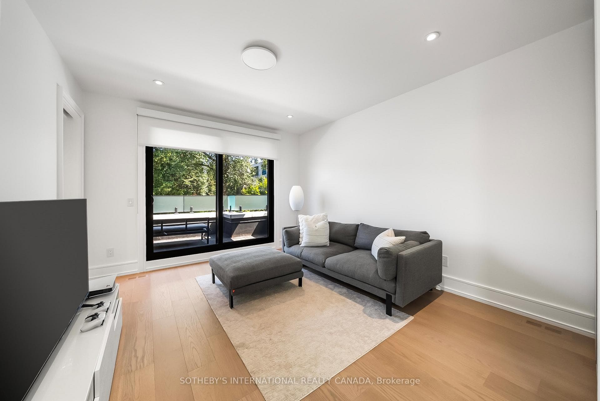 734 Avenue Road photo 32
