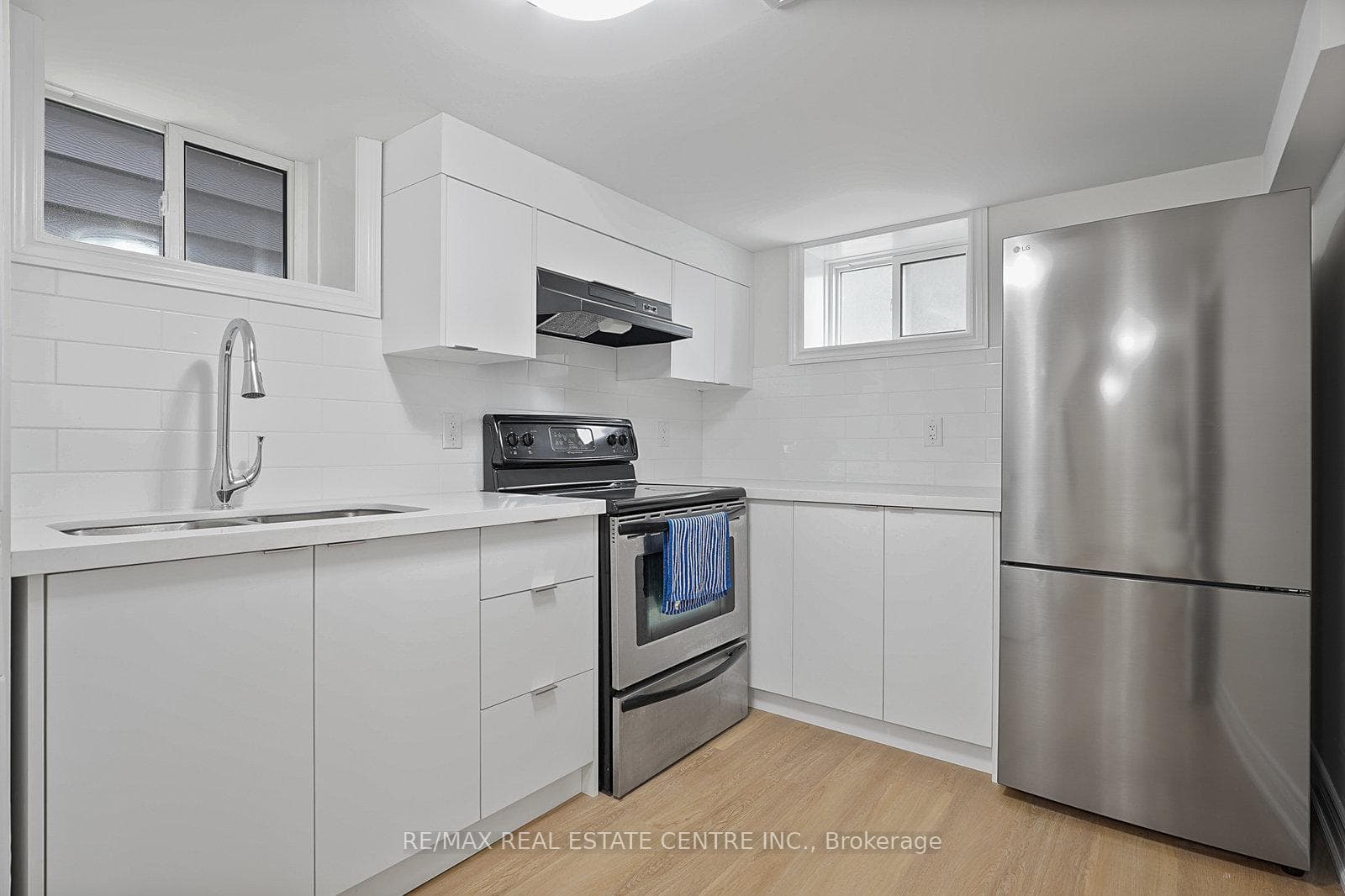 482 Rhodes Avenue Unit Lower photo 13