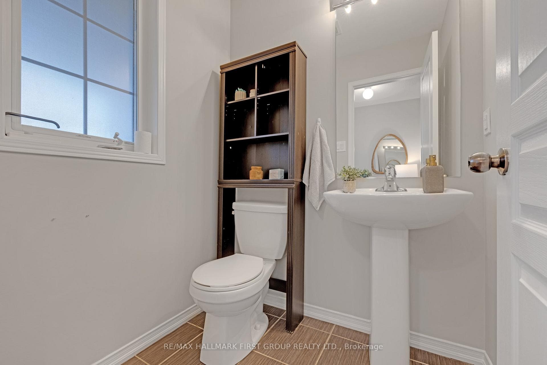 98 John Matthew Crescent photo 13