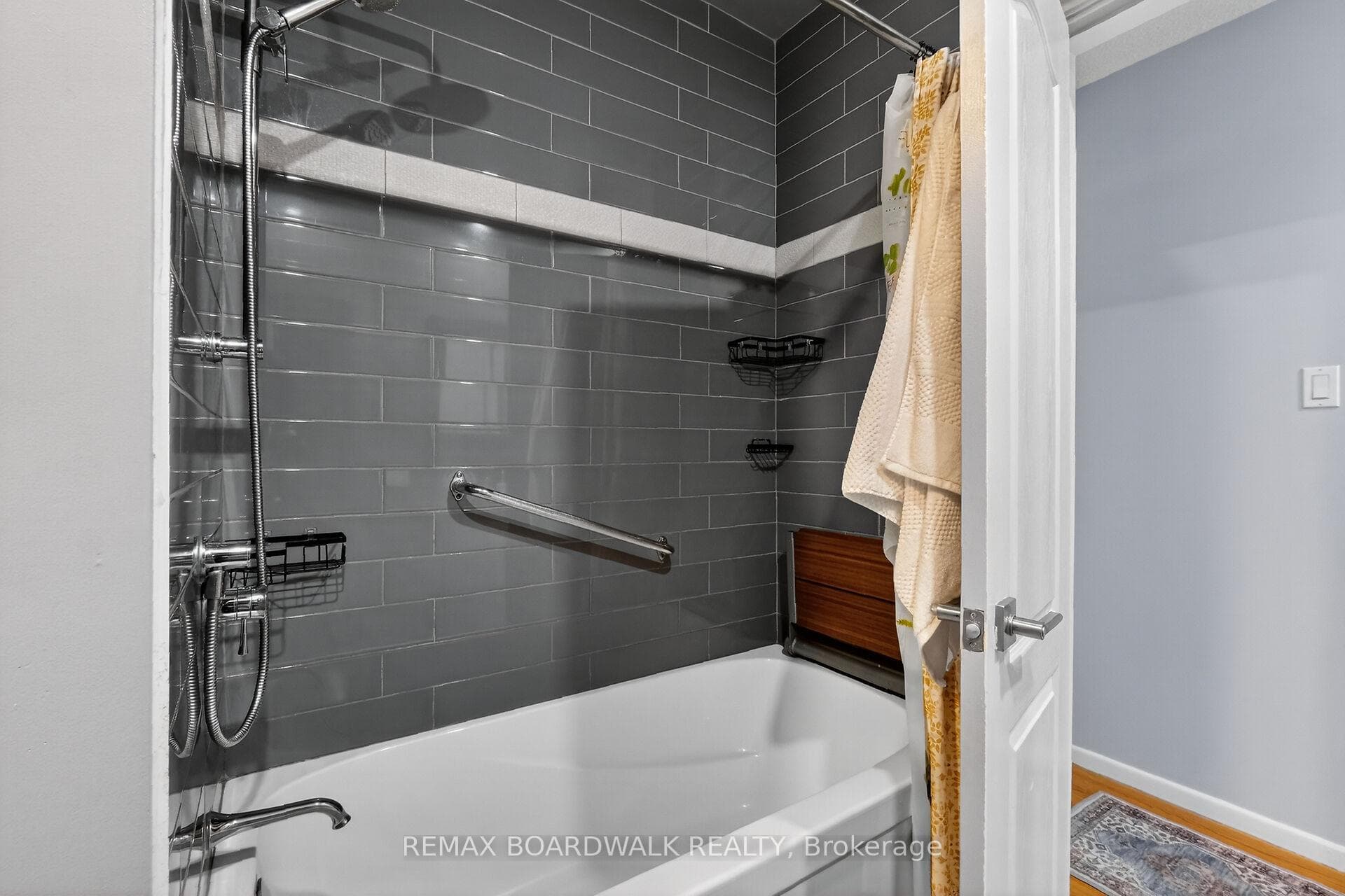 2462 Tupper Avenue photo 35