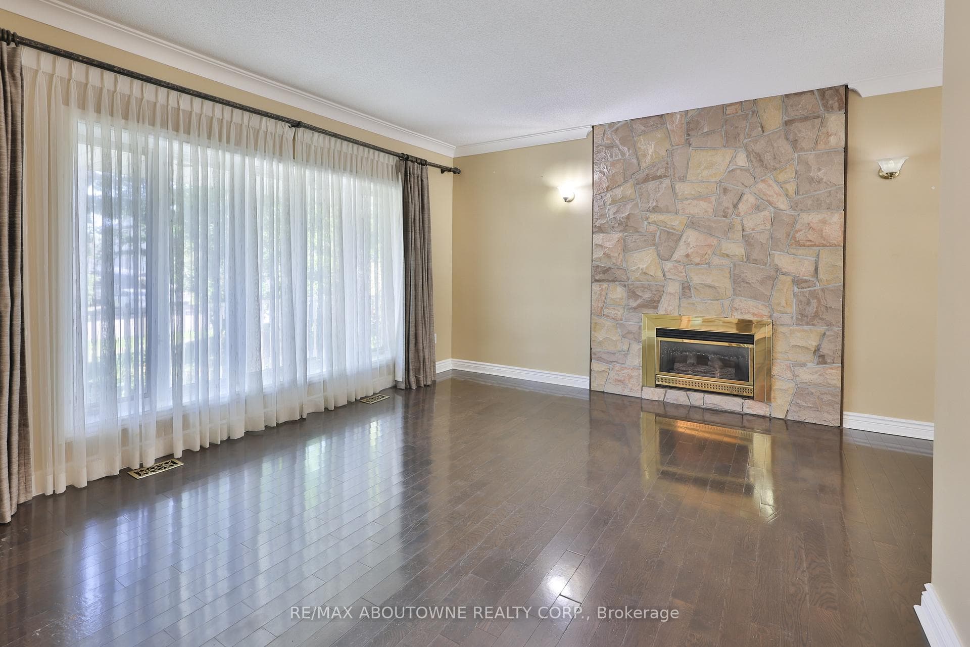 240 Tweedsdale Crescent photo 5
