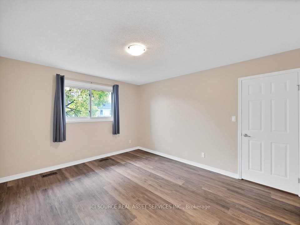 10 Gibsons Place photo 14