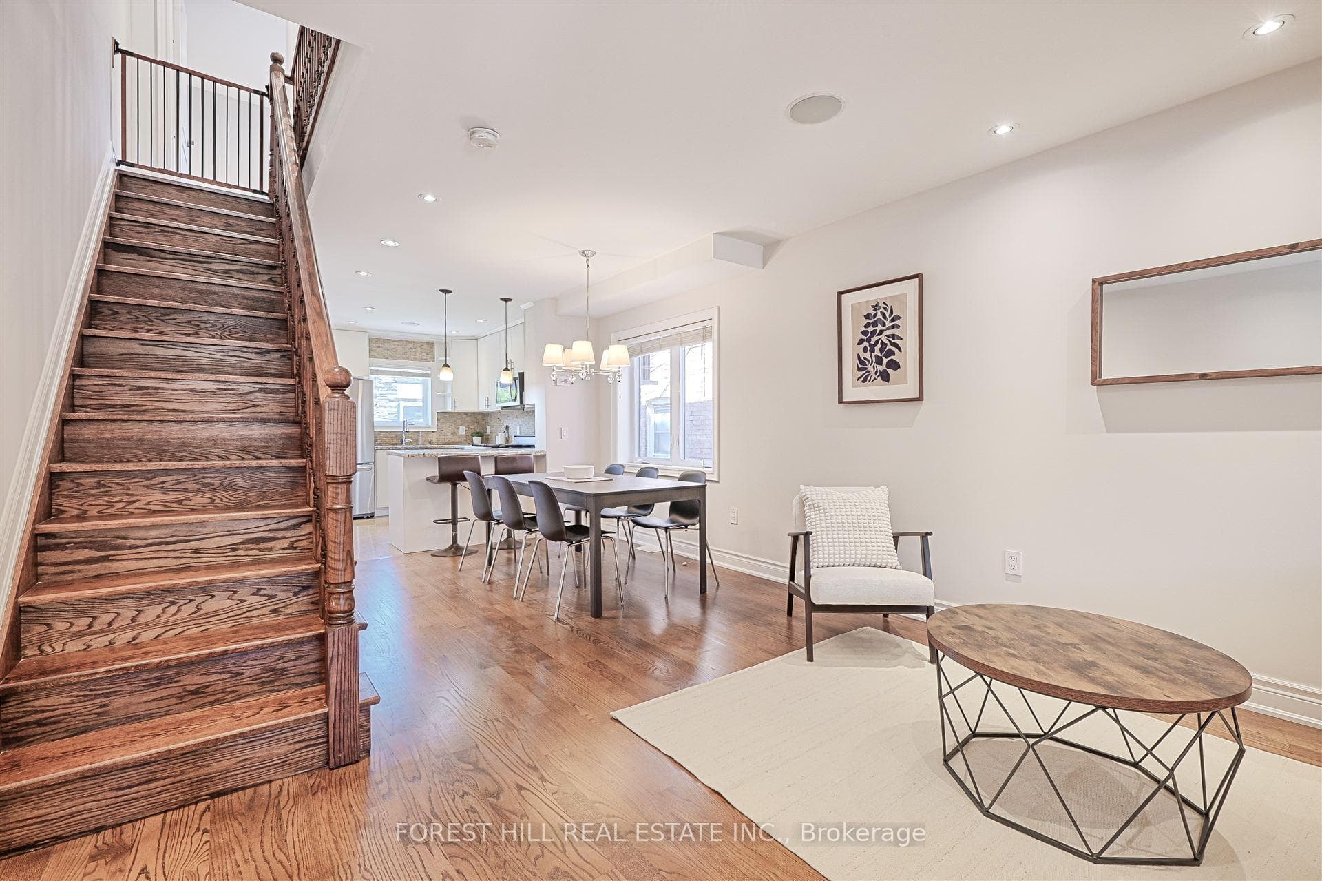 16 Chambers Avenue photo 2