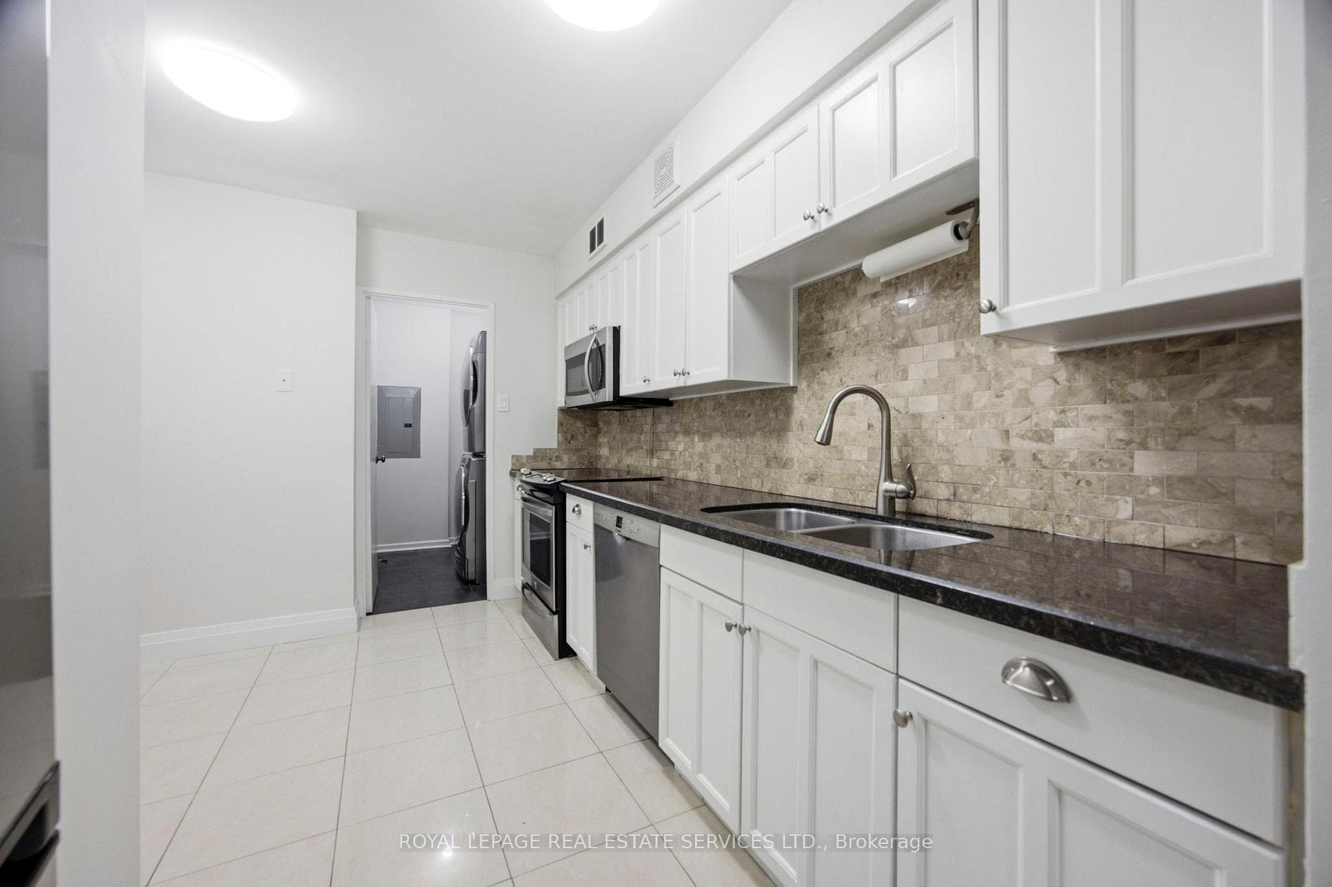 Granite counters, backsplash, S/S appliances