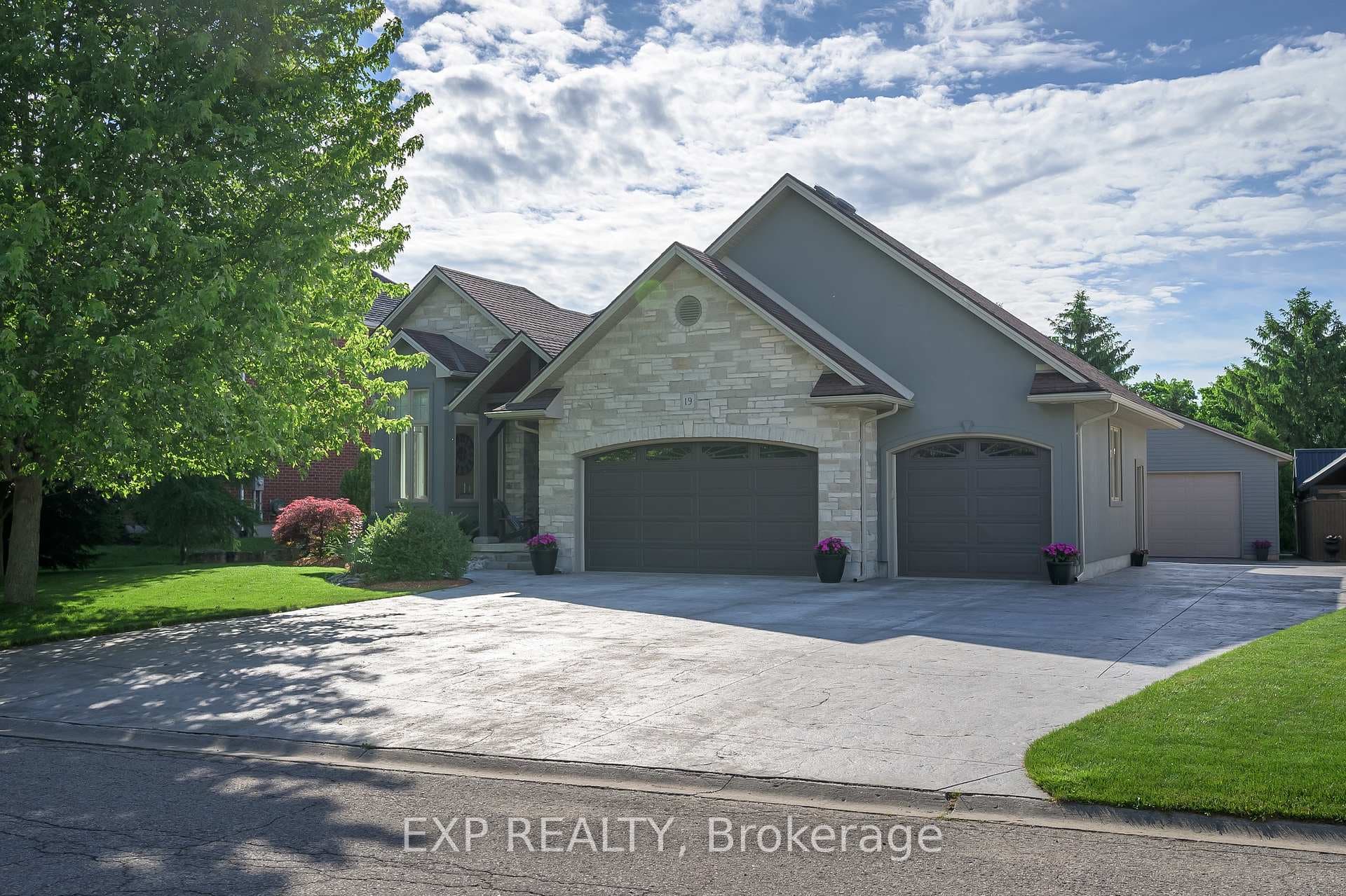 19 Meadowbrook Lane photo 1