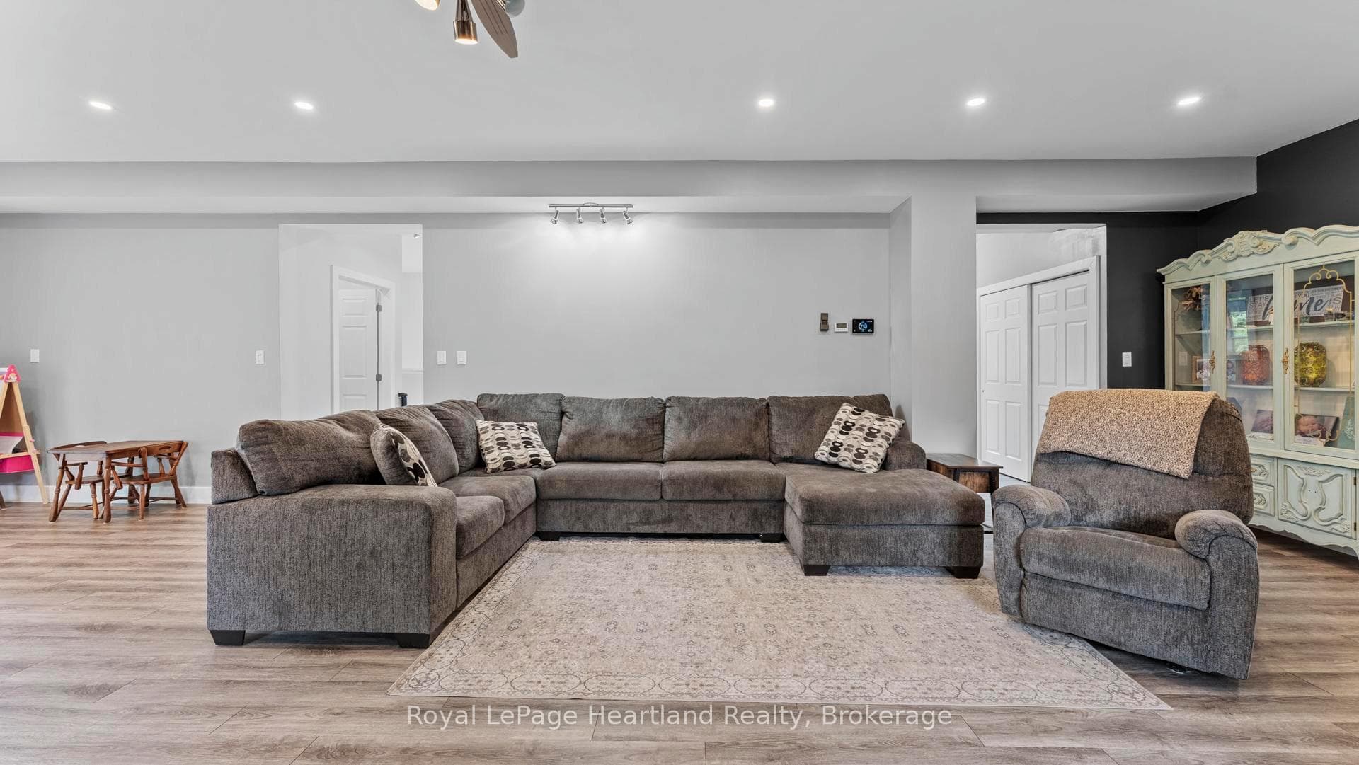 422 Willoughby Street photo 9
