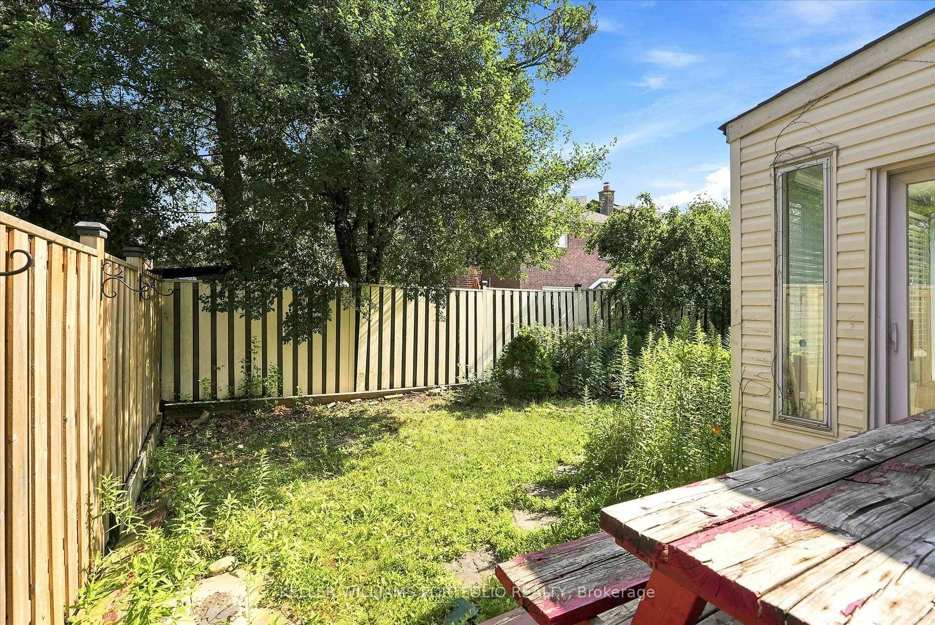 73 Jessica Gardens photo 46