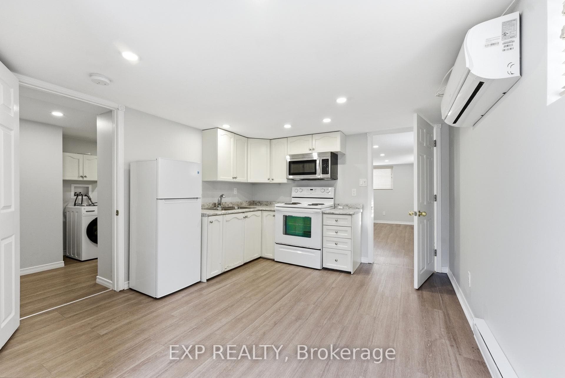 8 Reynolds Crescent photo 32