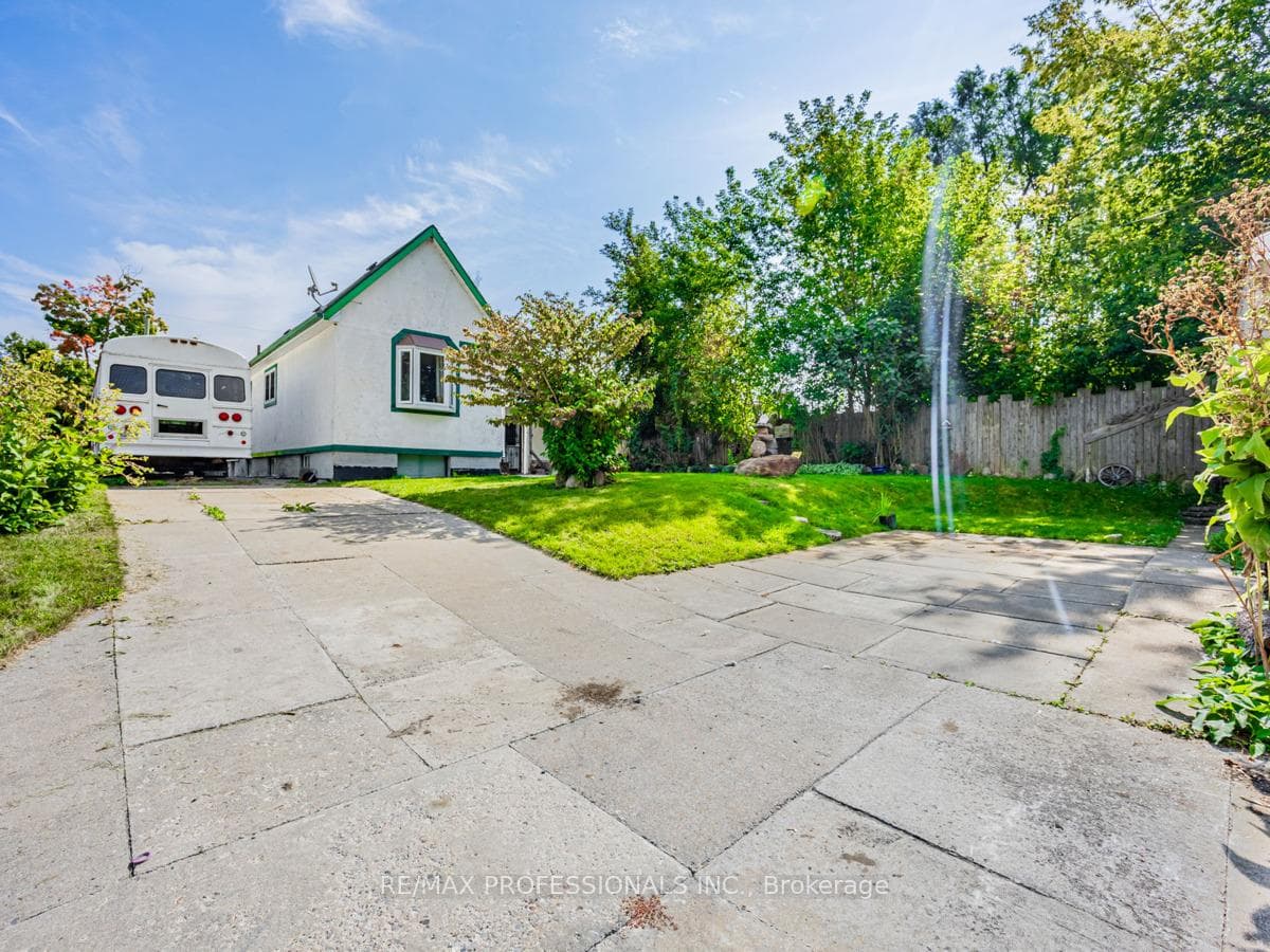 600 Athol Street photo 31