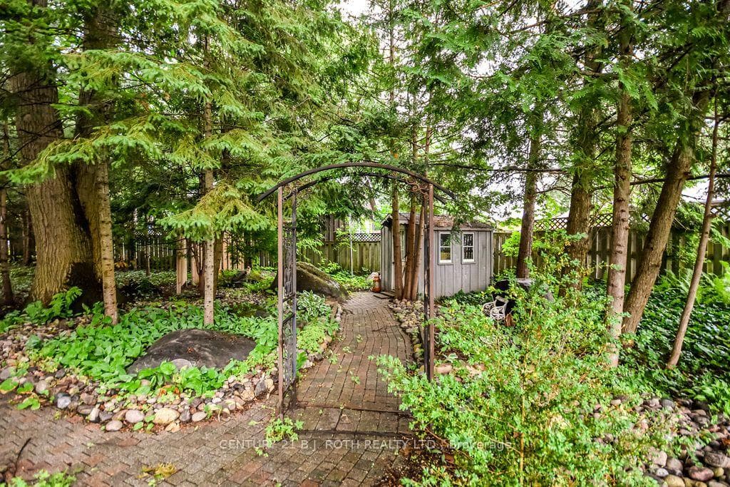 1037 Glen Eagles Crescent photo 40
