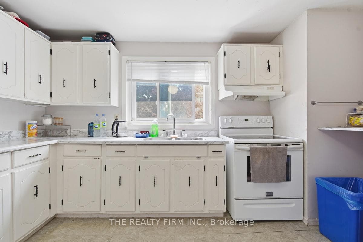 159 Sandringham Crescent Unit 32 photo 13